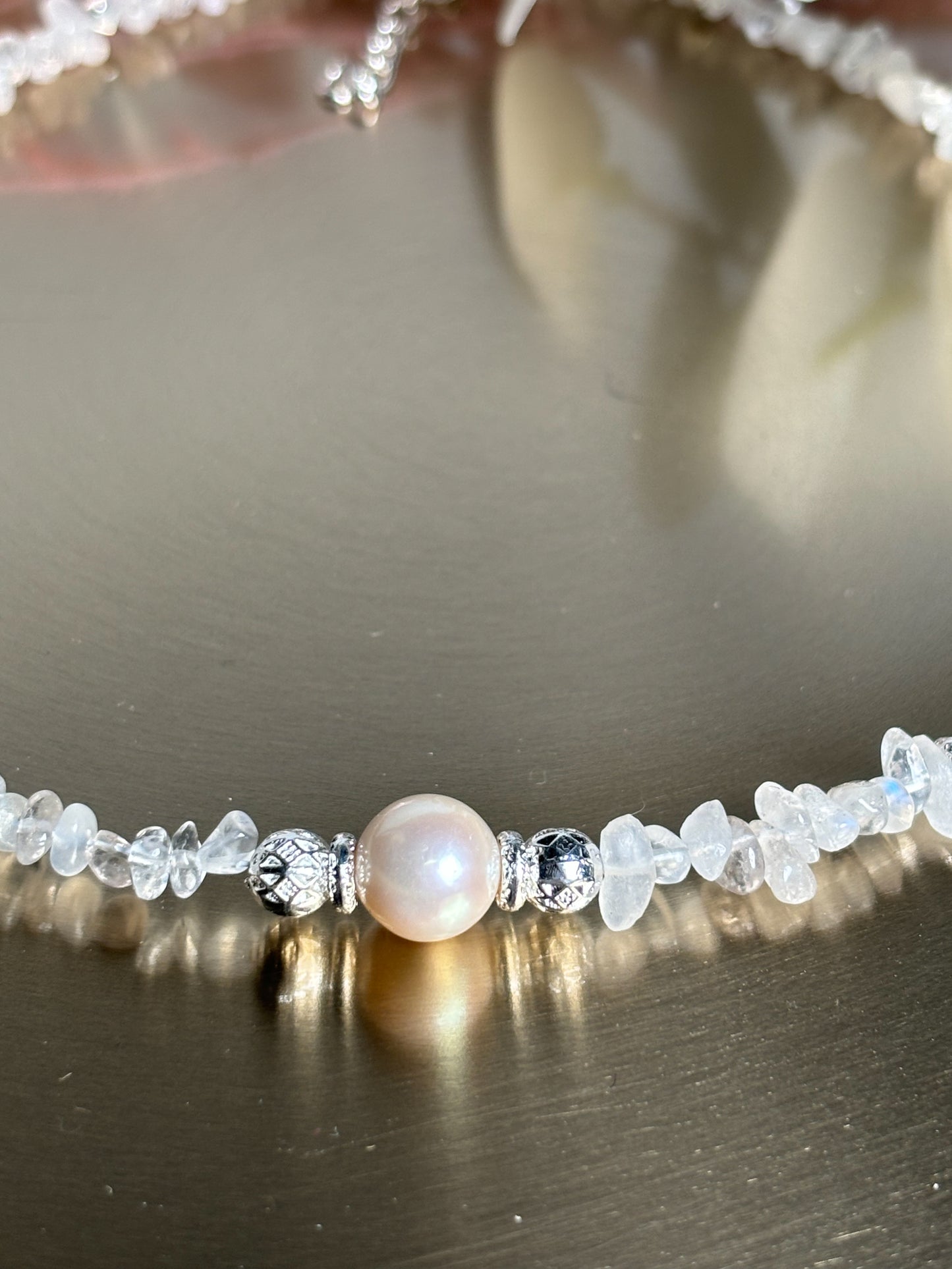 Mondstein Splitterkette mit echter Süßwasserperle & Edelstahlelementen | 45cm Länge | Zarter Schmuck mit natürlichem Glanz