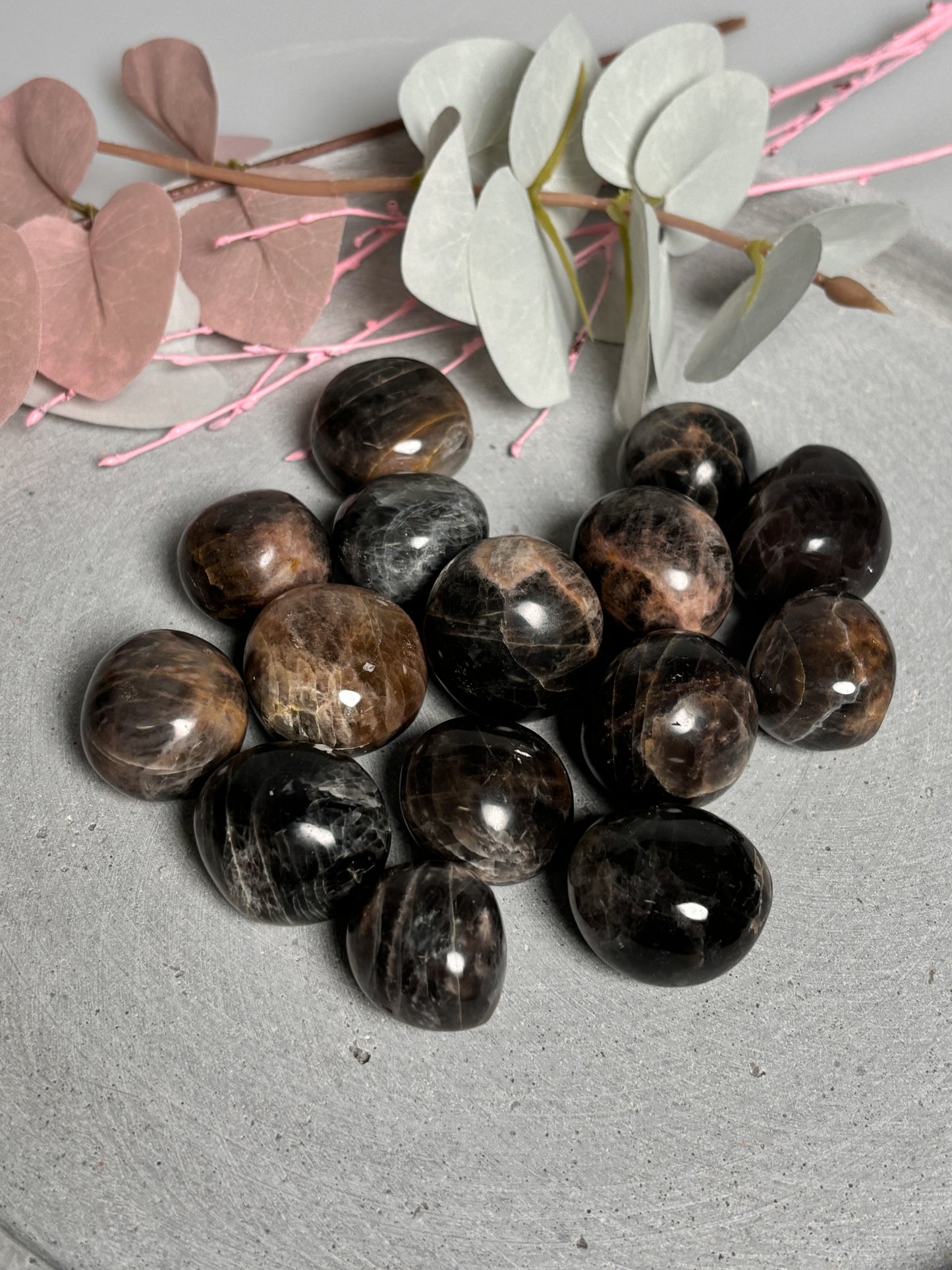 Beautiful tumbled stones made of black moonstone – ideal for on the go | Handpicked & perfect for collectors