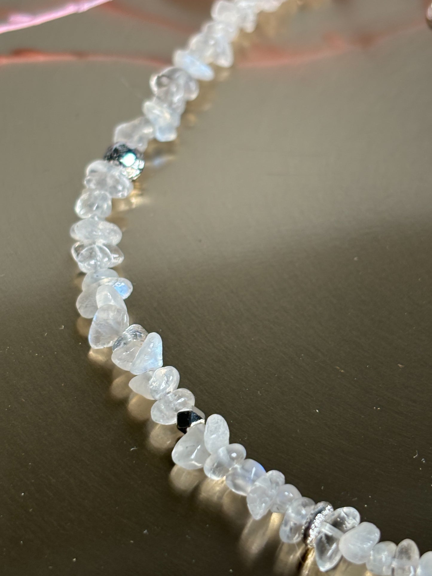 Mondstein Splitterkette mit echter Süßwasserperle & Edelstahlelementen | 45cm Länge | Zarter Schmuck mit natürlichem Glanz