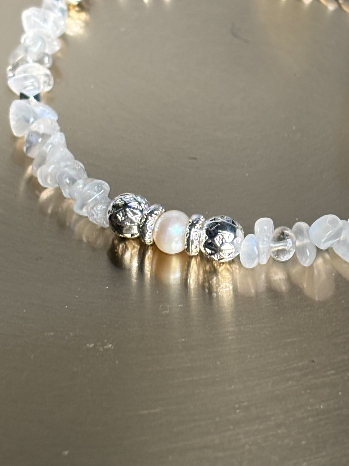 Elegantes Mondstein Splitterarmband mit Süßwasserperle & Edelstahl Natürlicher Schmuck für jeden Anlass