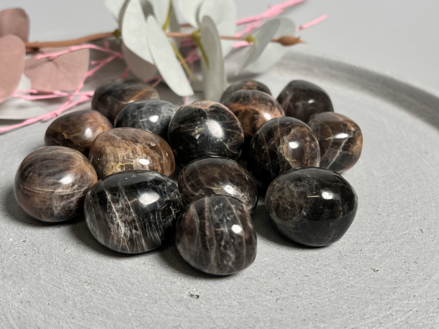 Beautiful tumbled stones made of black moonstone – ideal for on the go | Handpicked & perfect for collectors