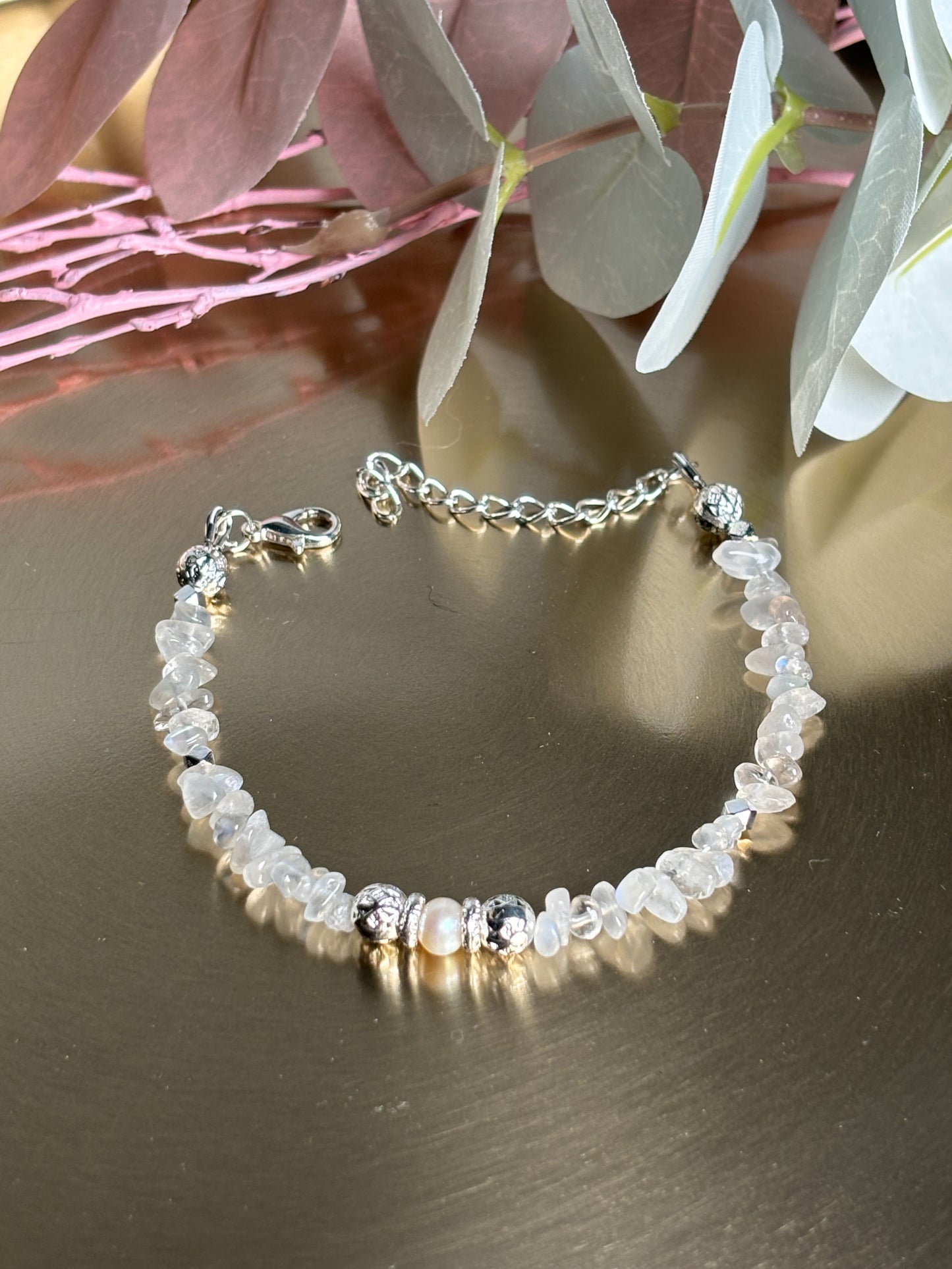 Elegantes Mondstein Splitterarmband mit Süßwasserperle & Edelstahl Natürlicher Schmuck für jeden Anlass