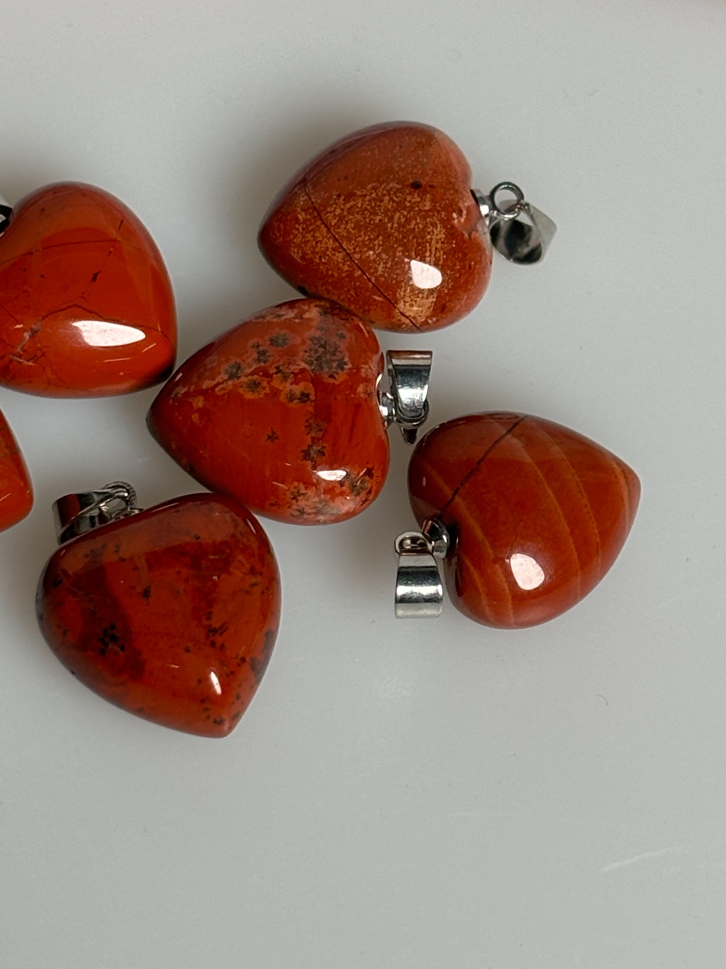 Leidenschaftliche Schönheit: Roter Jaspis Herzanhänger (1,5x1,5cm)