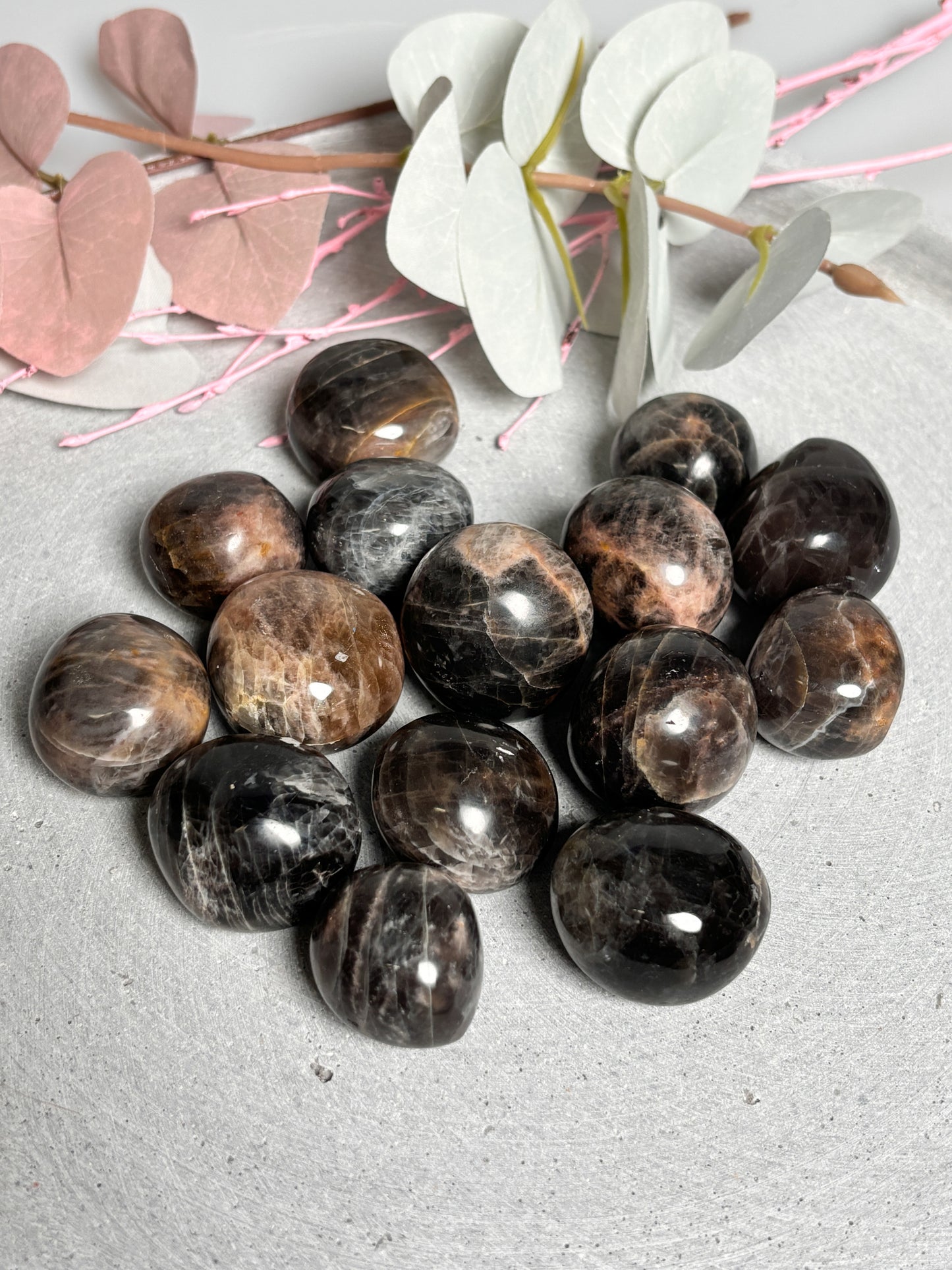 Beautiful tumbled stones made of black moonstone – ideal for on the go | Handpicked & perfect for collectors