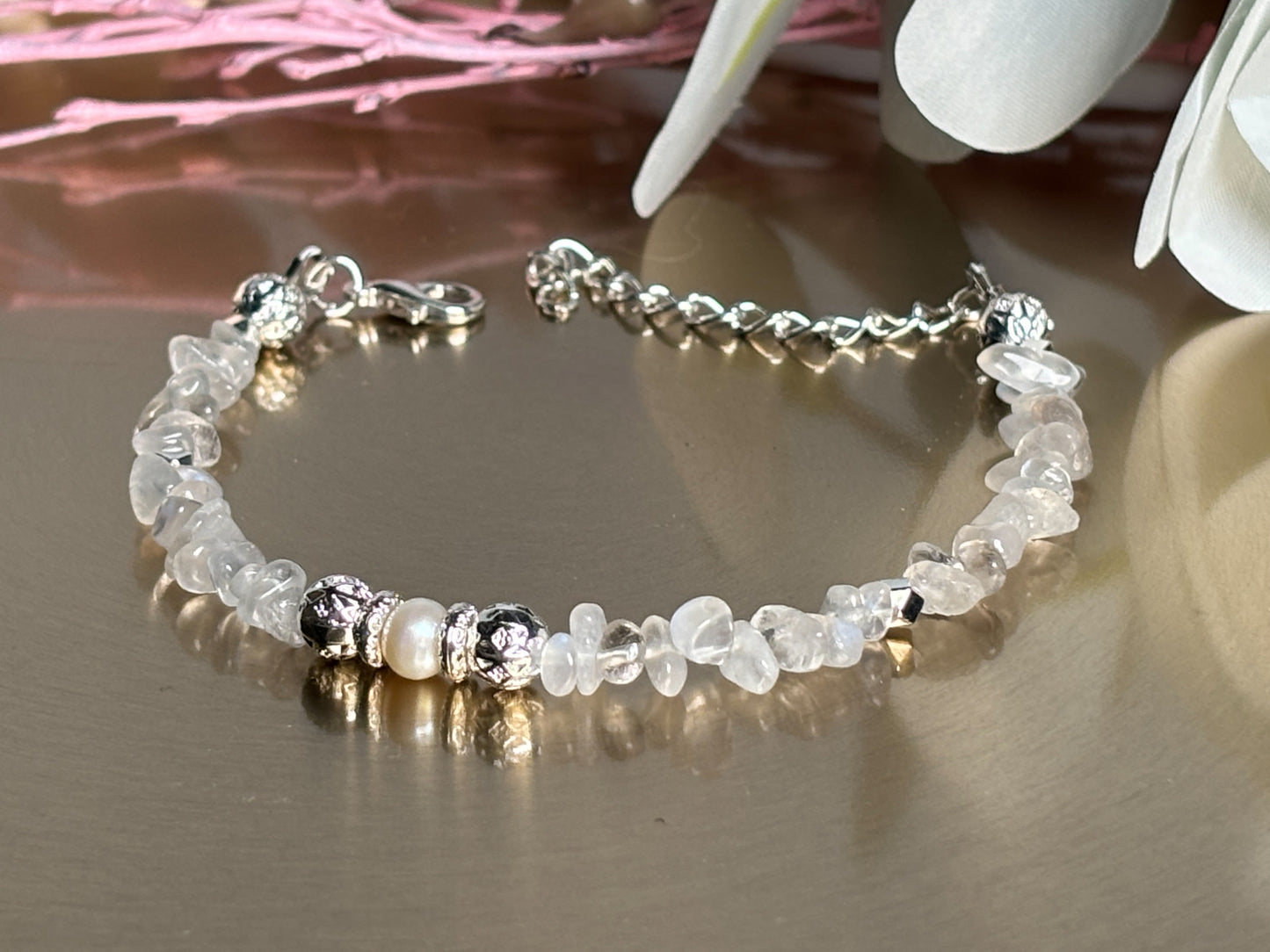 Elegantes Mondstein Splitterarmband mit Süßwasserperle & Edelstahl Natürlicher Schmuck für jeden Anlass