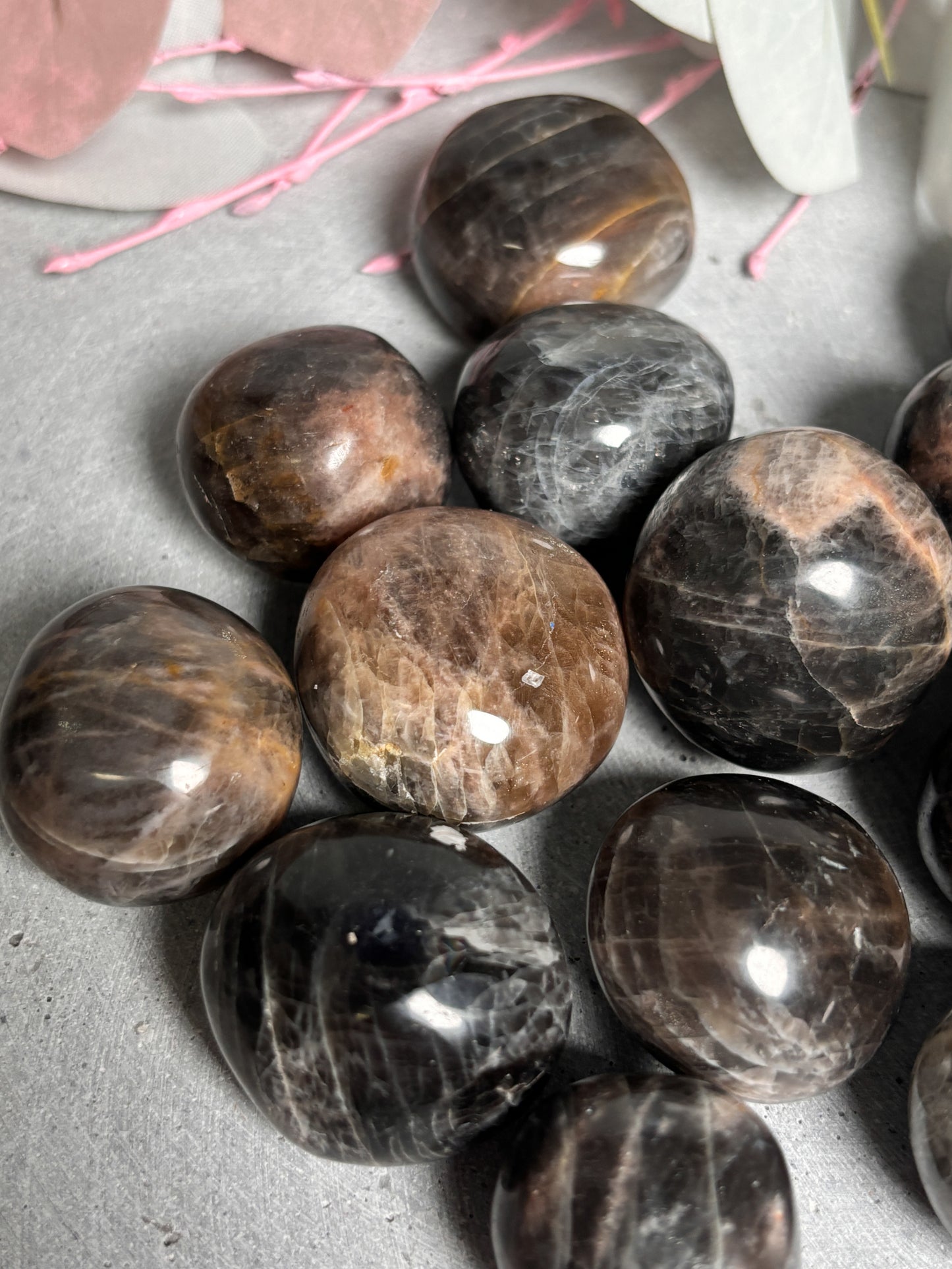 Beautiful tumbled stones made of black moonstone – ideal for on the go | Handpicked & perfect for collectors