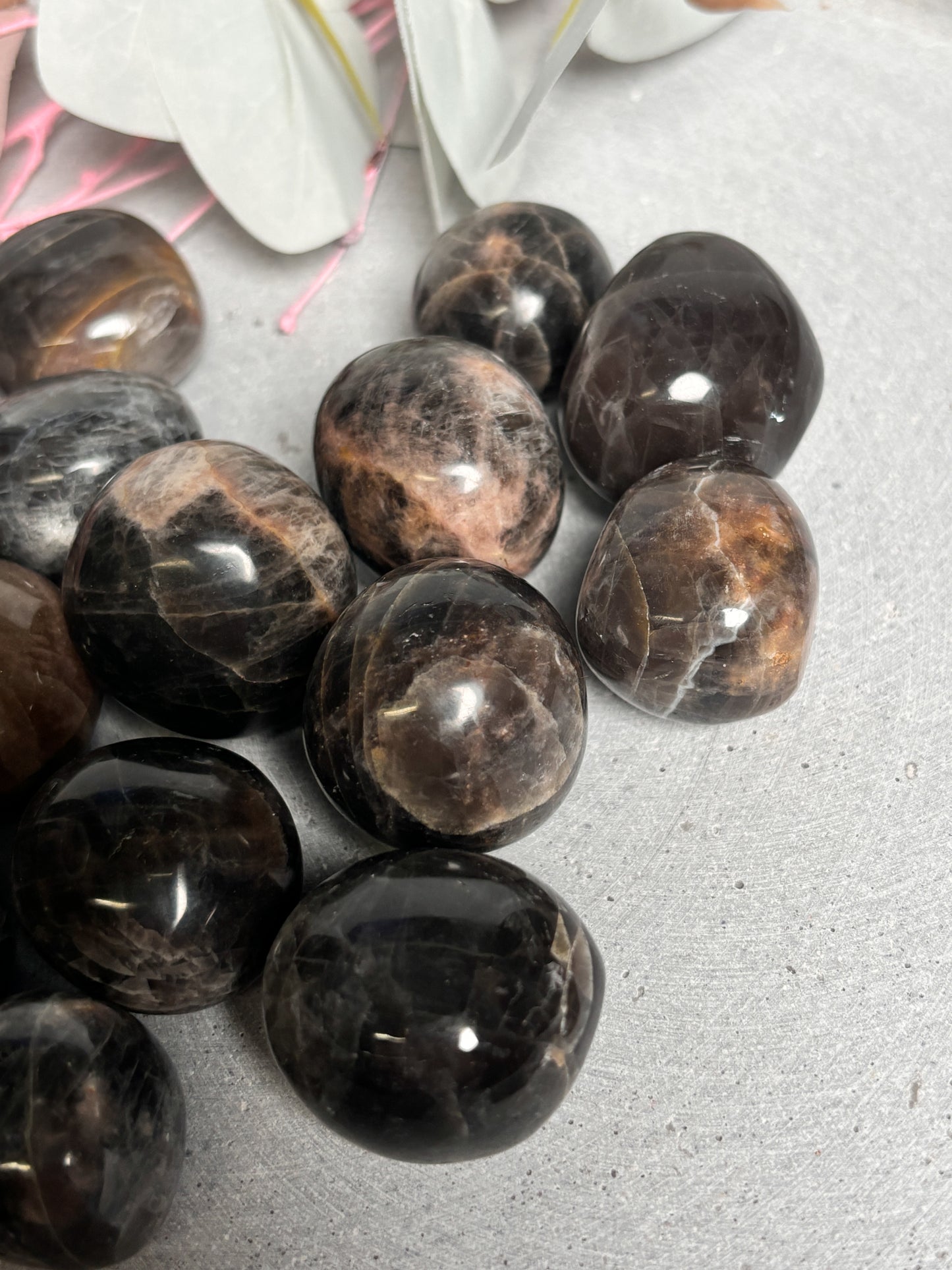 Beautiful tumbled stones made of black moonstone – ideal for on the go | Handpicked & perfect for collectors