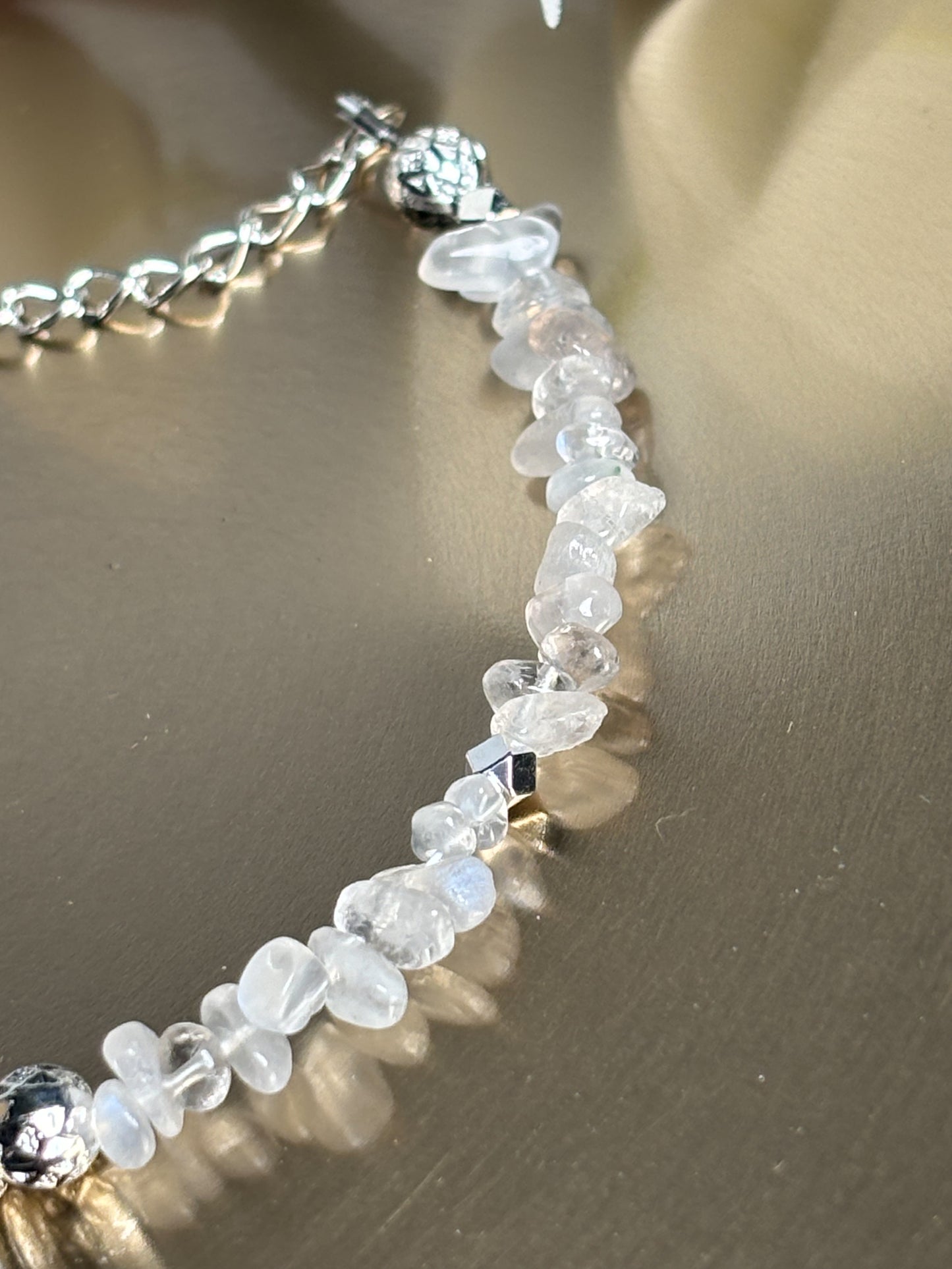 Elegantes Mondstein Splitterarmband mit Süßwasserperle & Edelstahl Natürlicher Schmuck für jeden Anlass