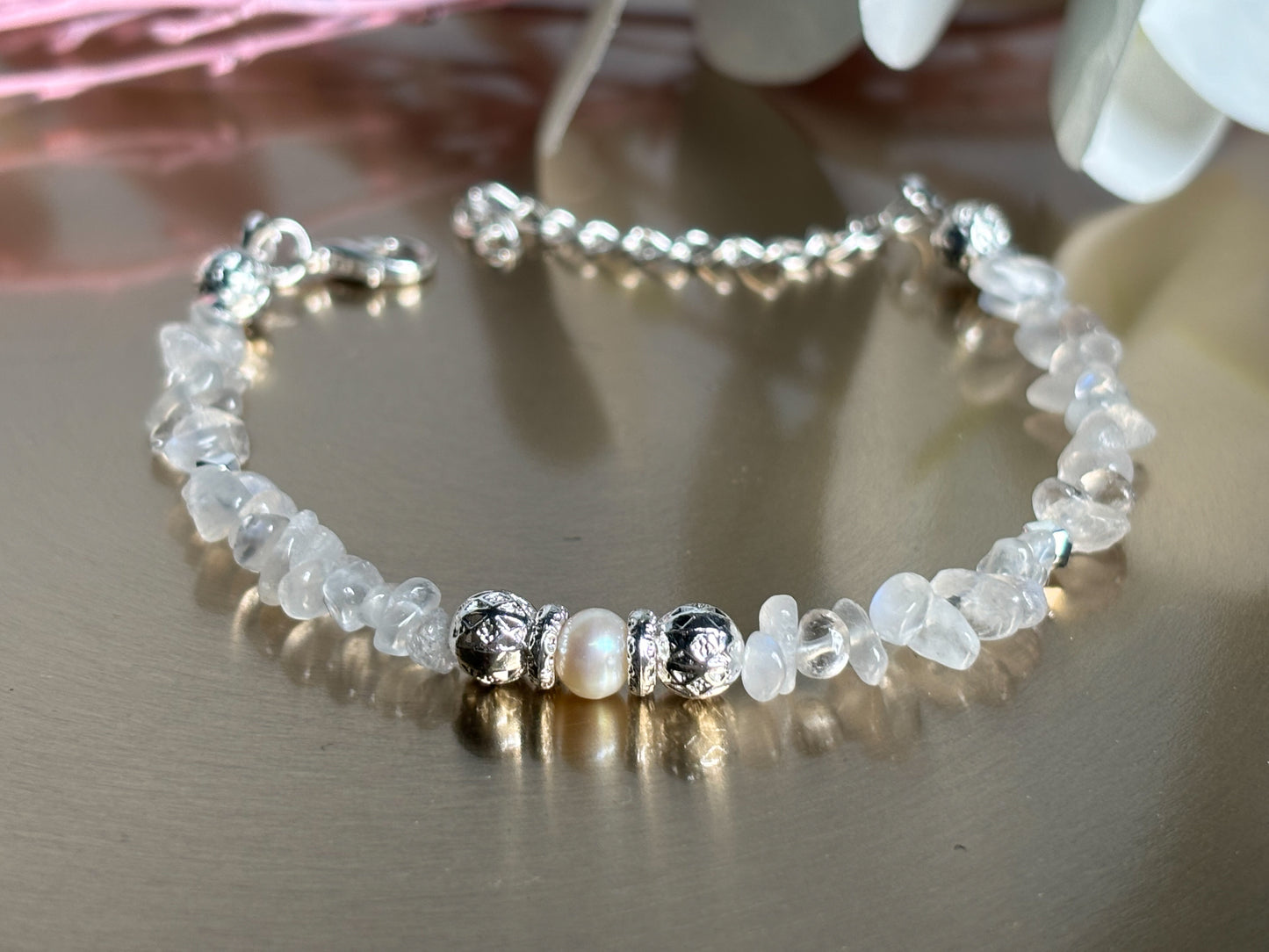 Elegantes Mondstein Splitterarmband mit Süßwasserperle & Edelstahl Natürlicher Schmuck für jeden Anlass