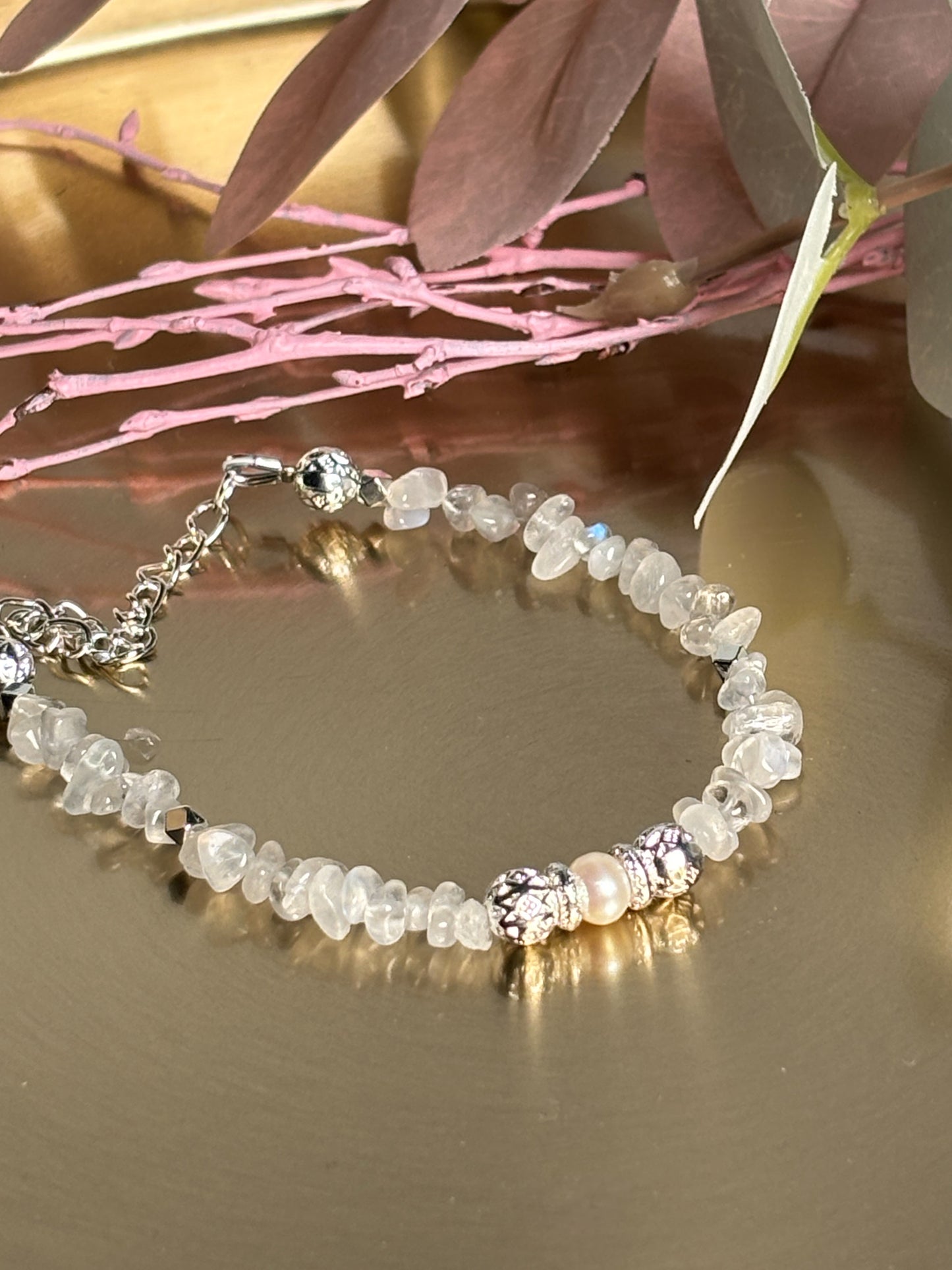 Elegantes Mondstein Splitterarmband mit Süßwasserperle & Edelstahl Natürlicher Schmuck für jeden Anlass