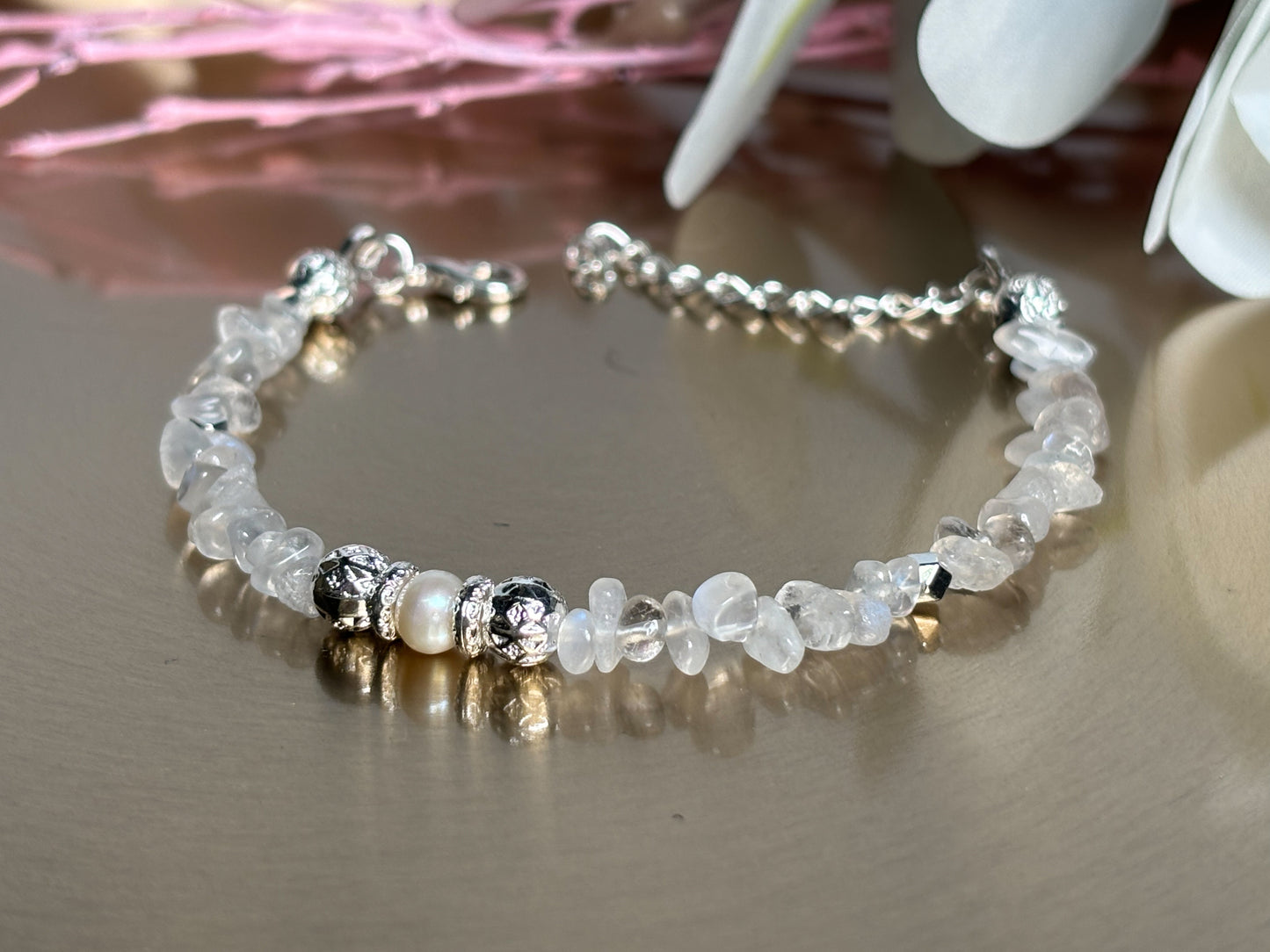 Elegantes Mondstein Splitterarmband mit Süßwasserperle & Edelstahl Natürlicher Schmuck für jeden Anlass