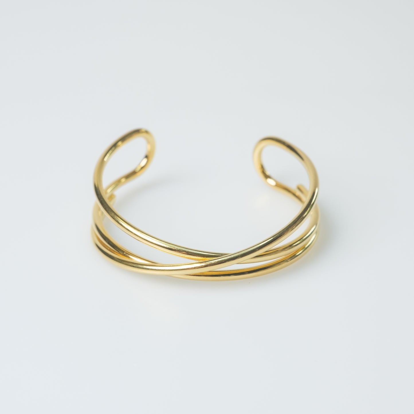 Eleganter Armreif aus Edelstahl – 18k vergoldet, verschlungenes Design