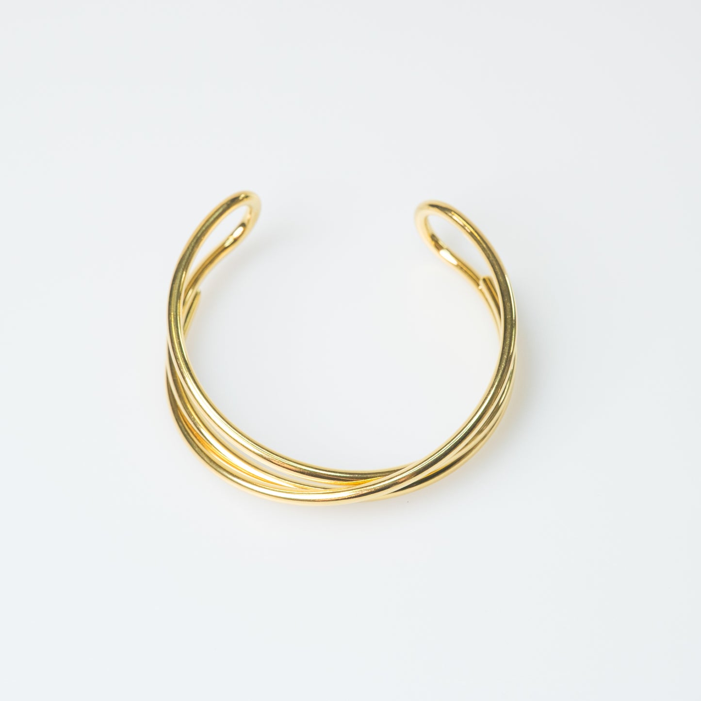 Eleganter Armreif aus Edelstahl – 18k vergoldet, verschlungenes Design