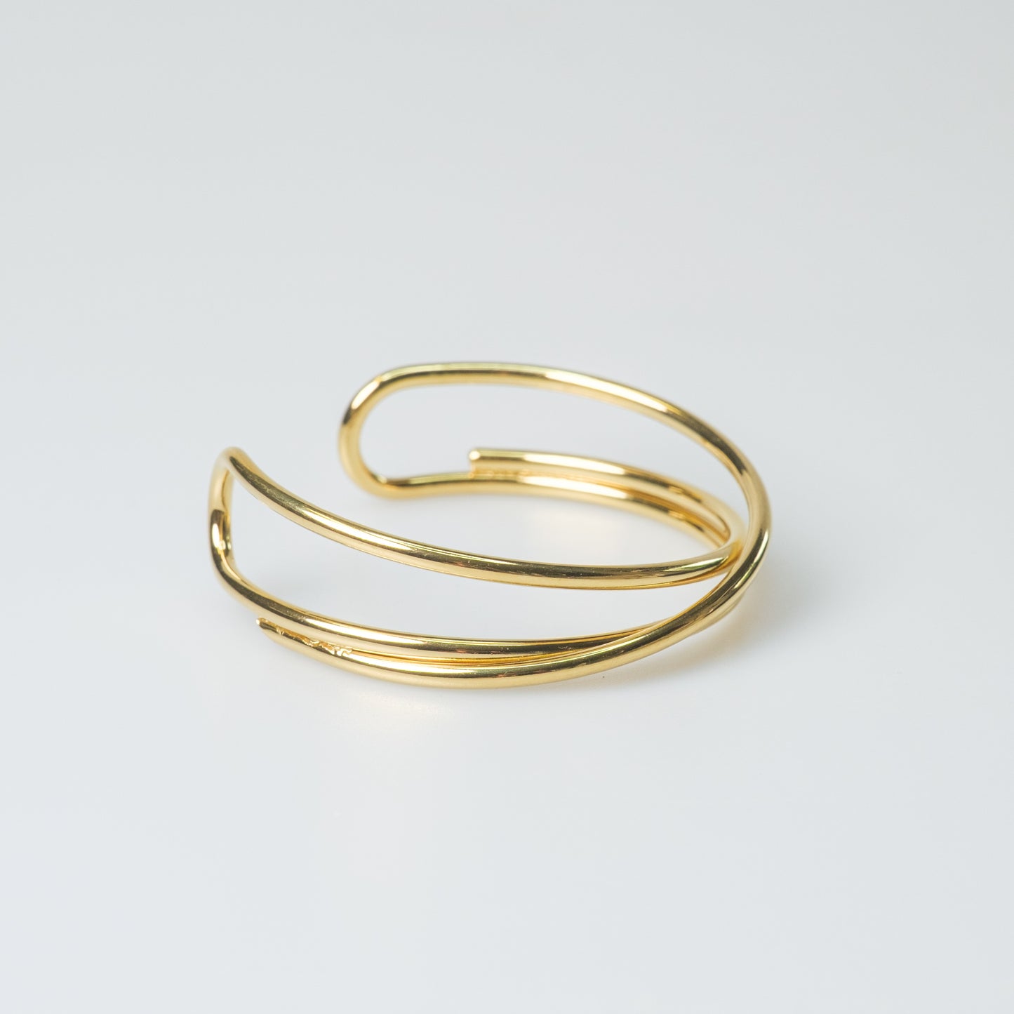 Eleganter Armreif aus Edelstahl – 18k vergoldet, verschlungenes Design