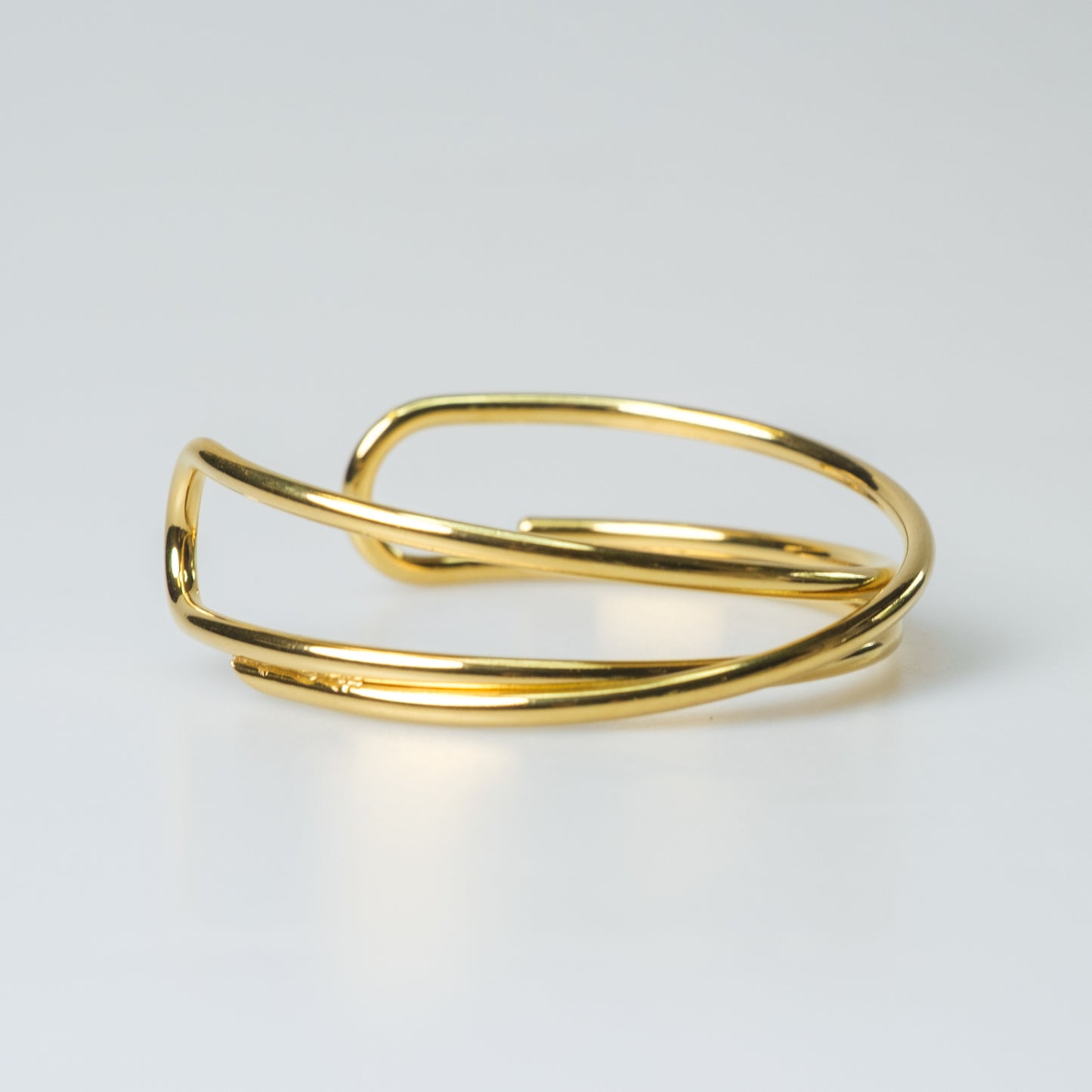 Eleganter Armreif aus Edelstahl – 18k vergoldet, verschlungenes Design