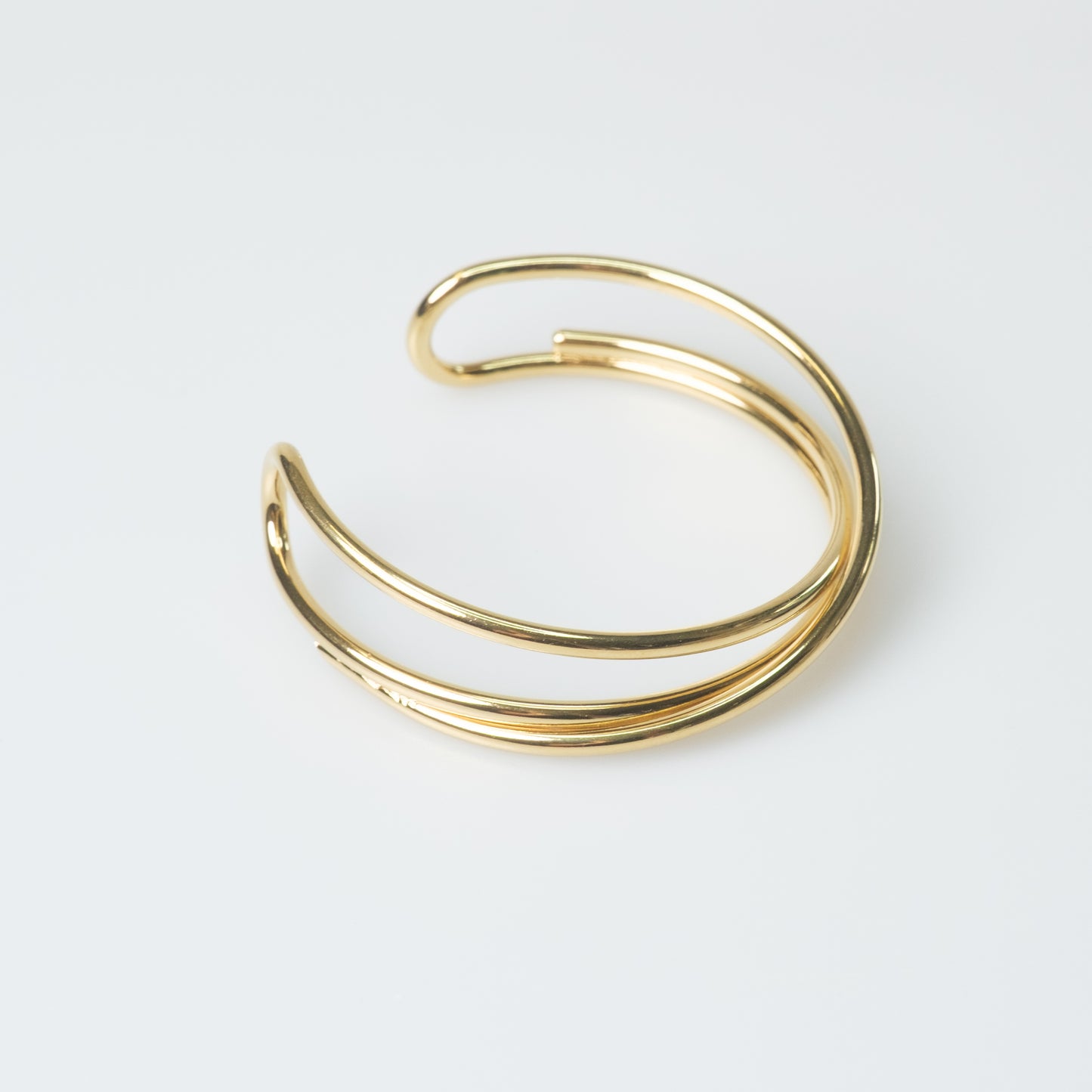 Eleganter Armreif aus Edelstahl – 18k vergoldet, verschlungenes Design