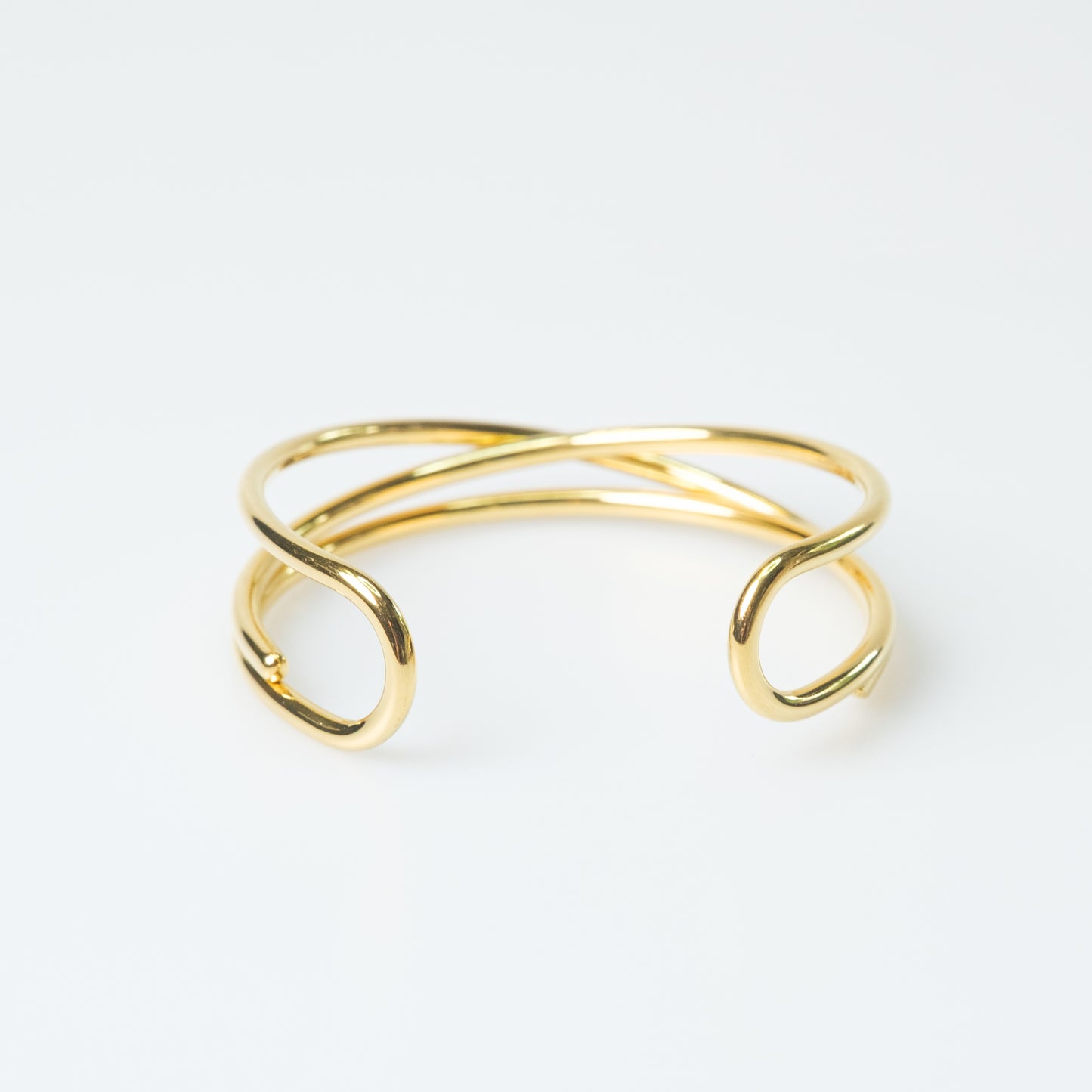 Eleganter Armreif aus Edelstahl – 18k vergoldet, verschlungenes Design
