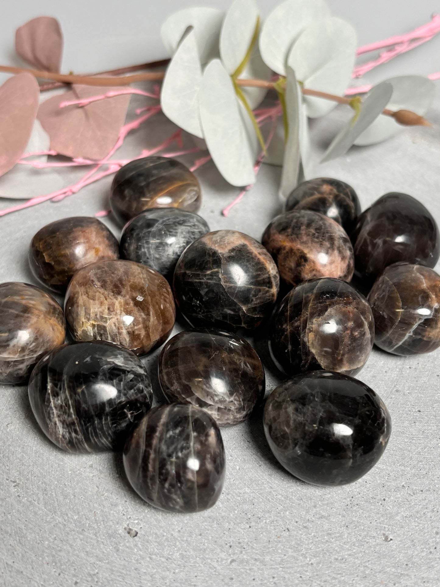 Beautiful tumbled stones made of black moonstone – ideal for on the go | Handpicked & perfect for collectors