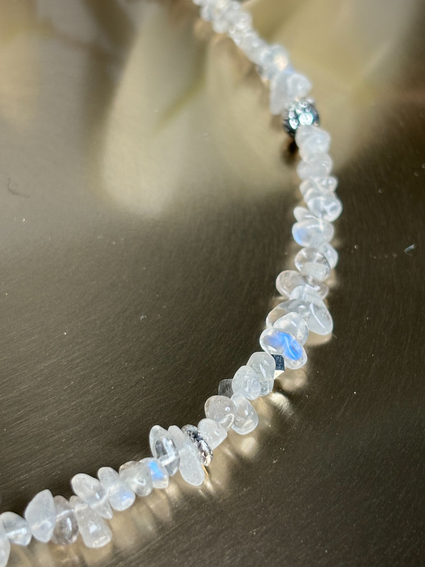 Mondstein Splitterkette mit echter Süßwasserperle & Edelstahlelementen | 45cm Länge | Zarter Schmuck mit natürlichem Glanz