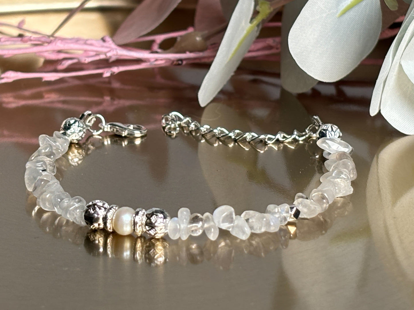 Elegantes Mondstein Splitterarmband mit Süßwasserperle & Edelstahl Natürlicher Schmuck für jeden Anlass