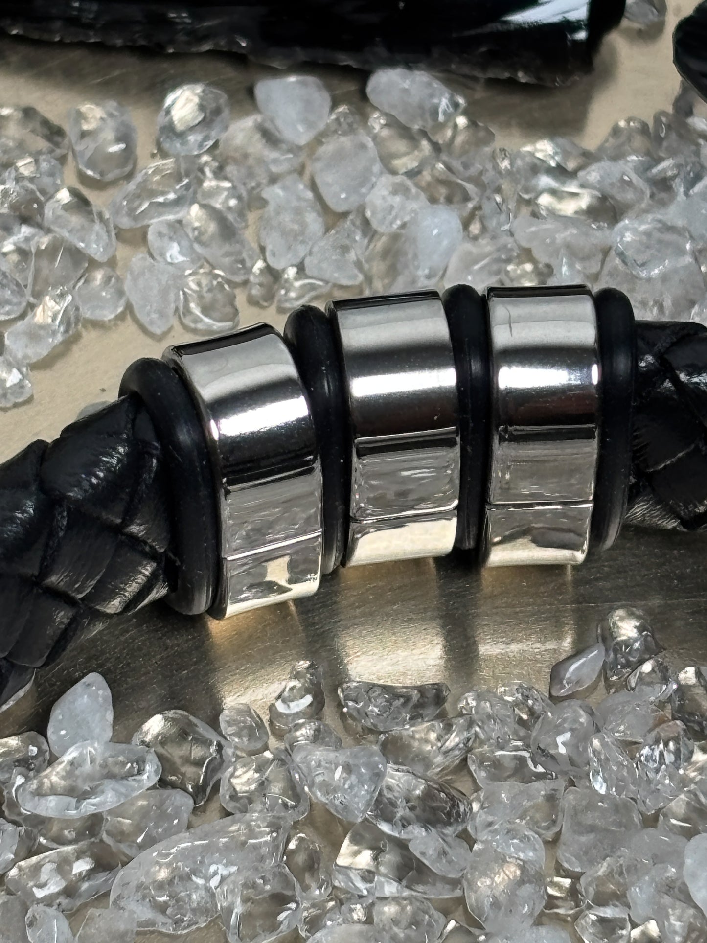 Stilvolles Lederarmband Schwarz – Geflochten mit 3 Edelstahl-Akzenten