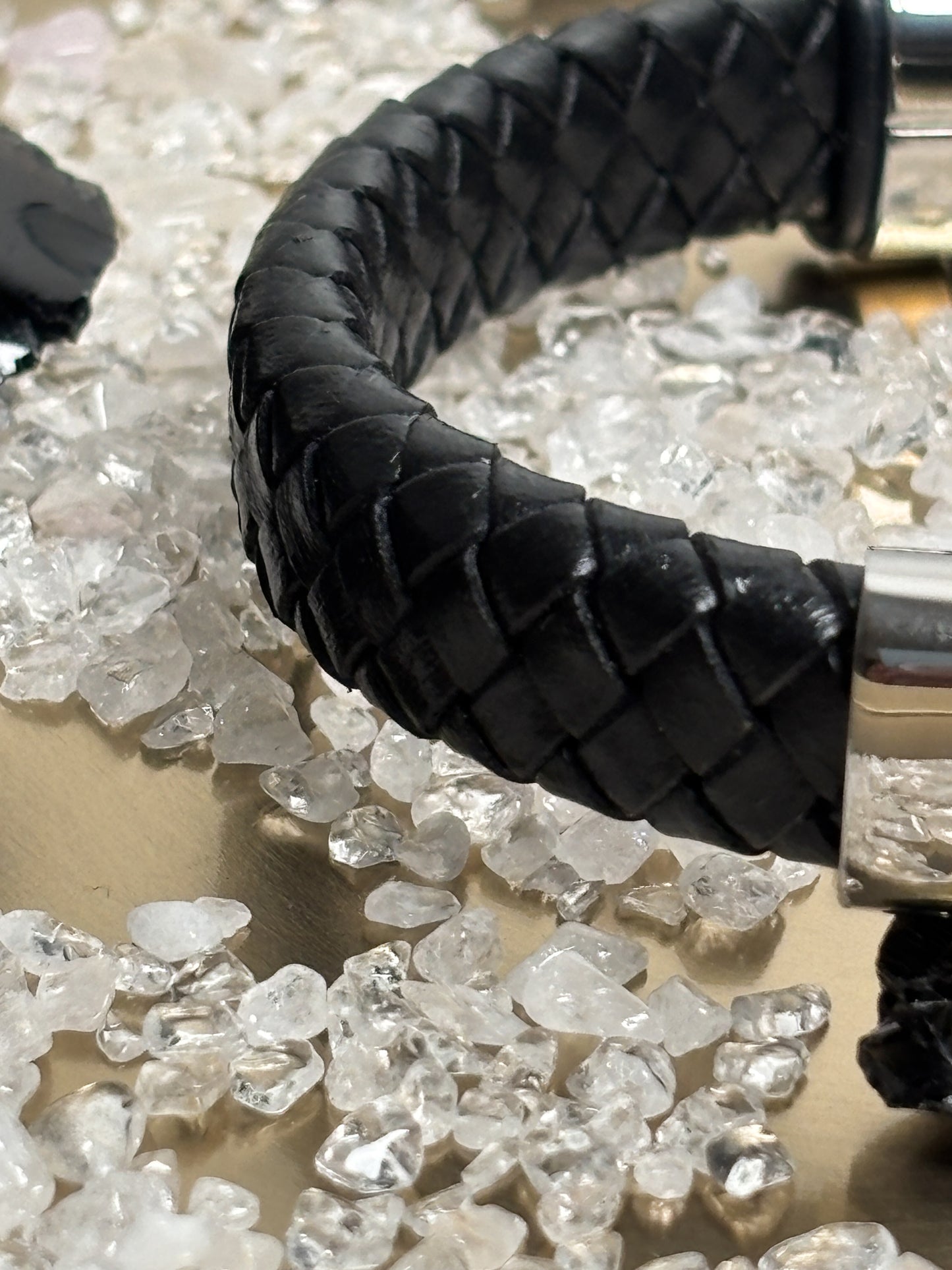 Stilvolles Lederarmband Schwarz – Geflochten mit 3 Edelstahl-Akzenten