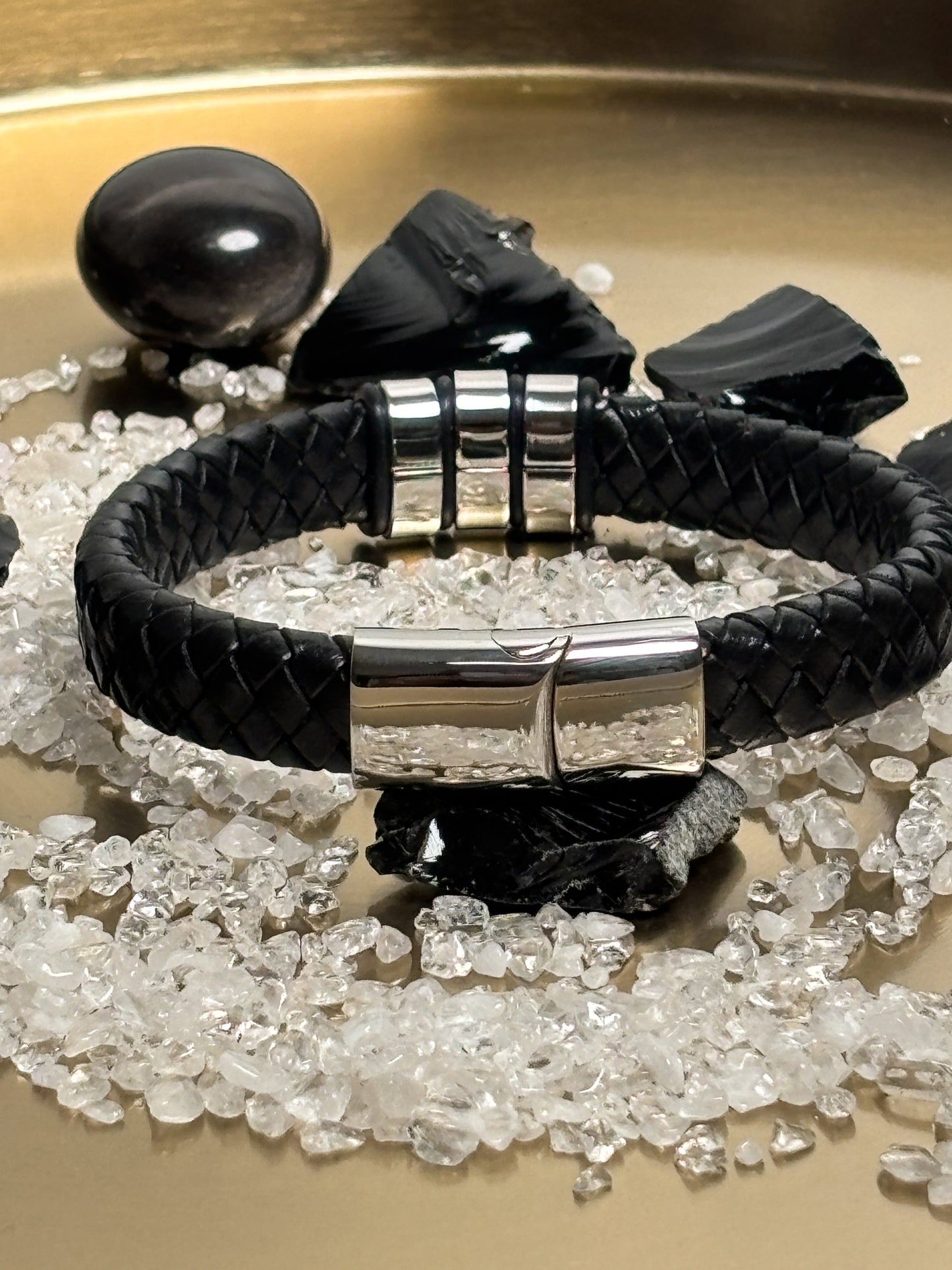 Stilvolles Lederarmband Schwarz – Geflochten mit 3 Edelstahl-Akzenten
