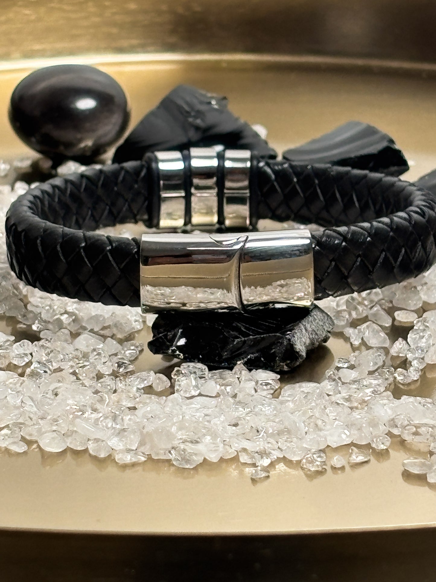 Stilvolles Lederarmband Schwarz – Geflochten mit 3 Edelstahl-Akzenten