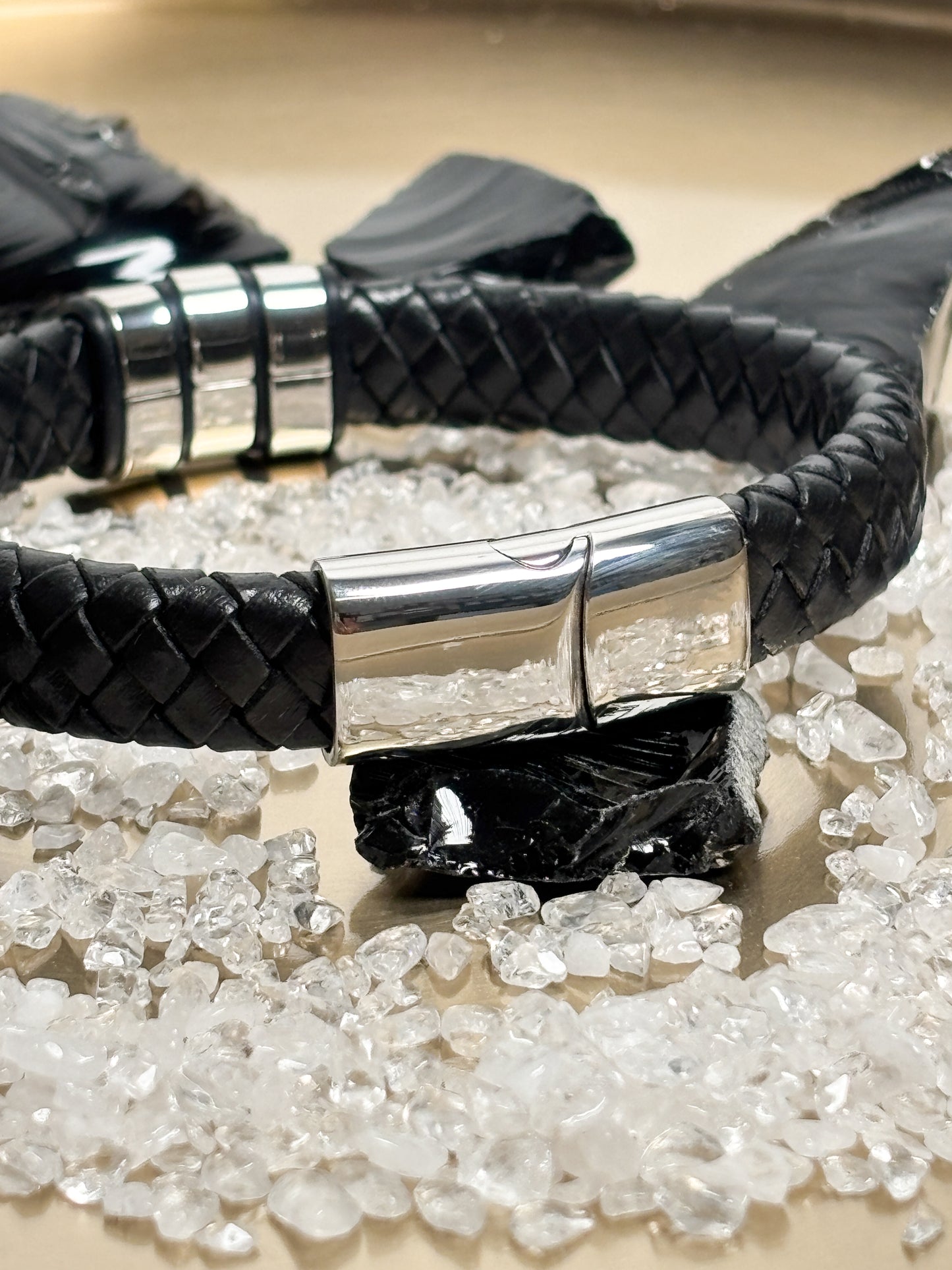 Stilvolles Lederarmband Schwarz – Geflochten mit 3 Edelstahl-Akzenten
