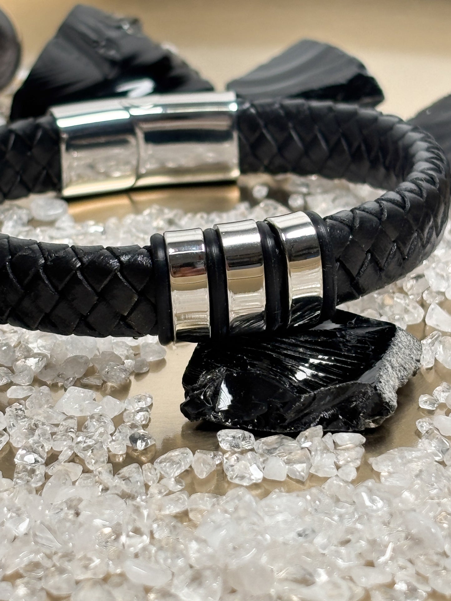 Stilvolles Lederarmband Schwarz – Geflochten mit 3 Edelstahl-Akzenten