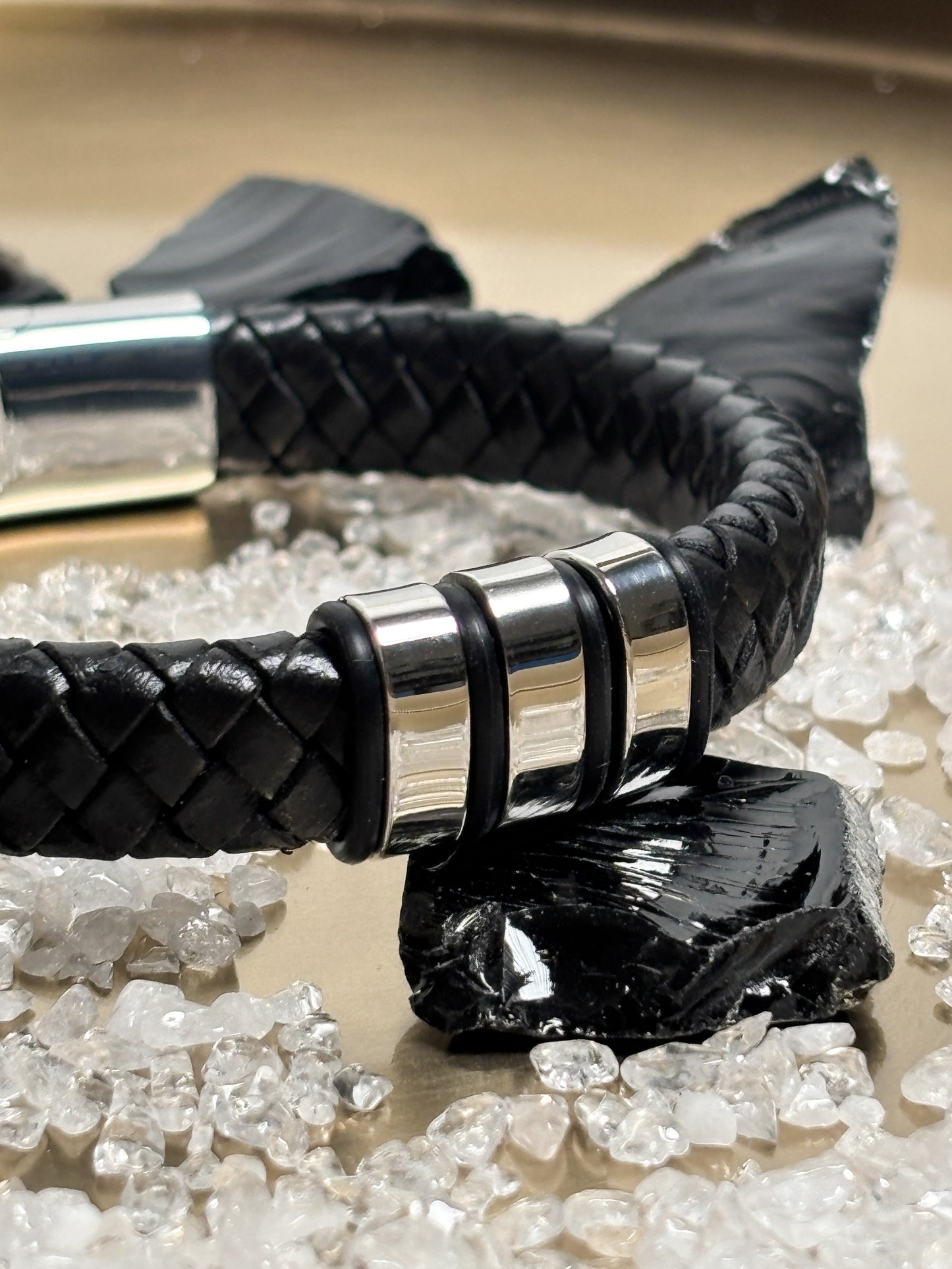 Stilvolles Lederarmband Schwarz – Geflochten mit 3 Edelstahl-Akzenten