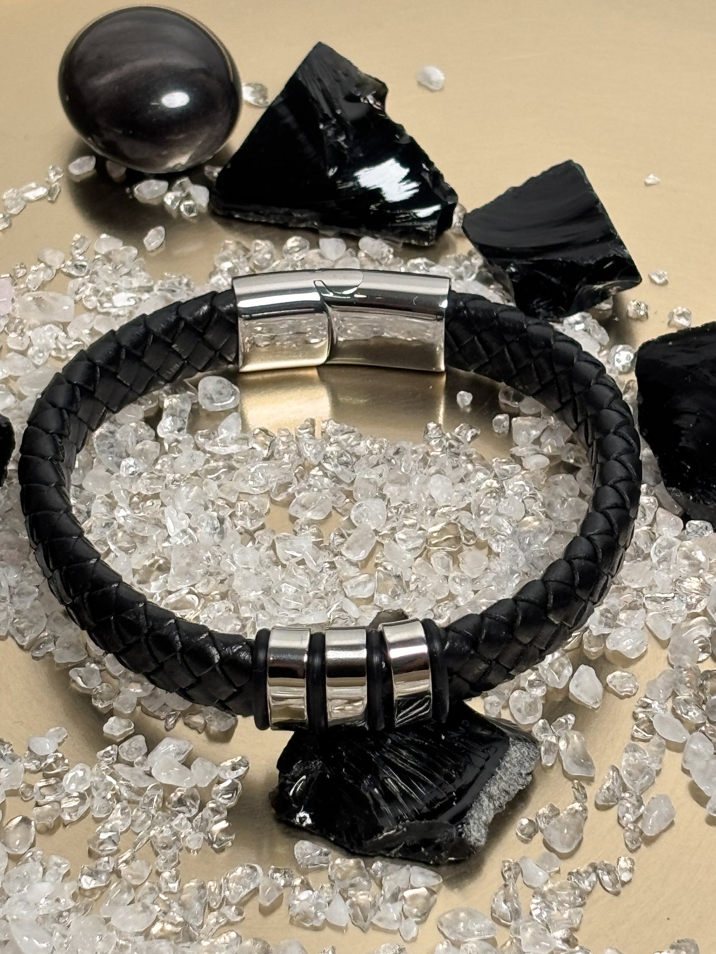 Stilvolles Lederarmband Schwarz – Geflochten mit 3 Edelstahl-Akzenten