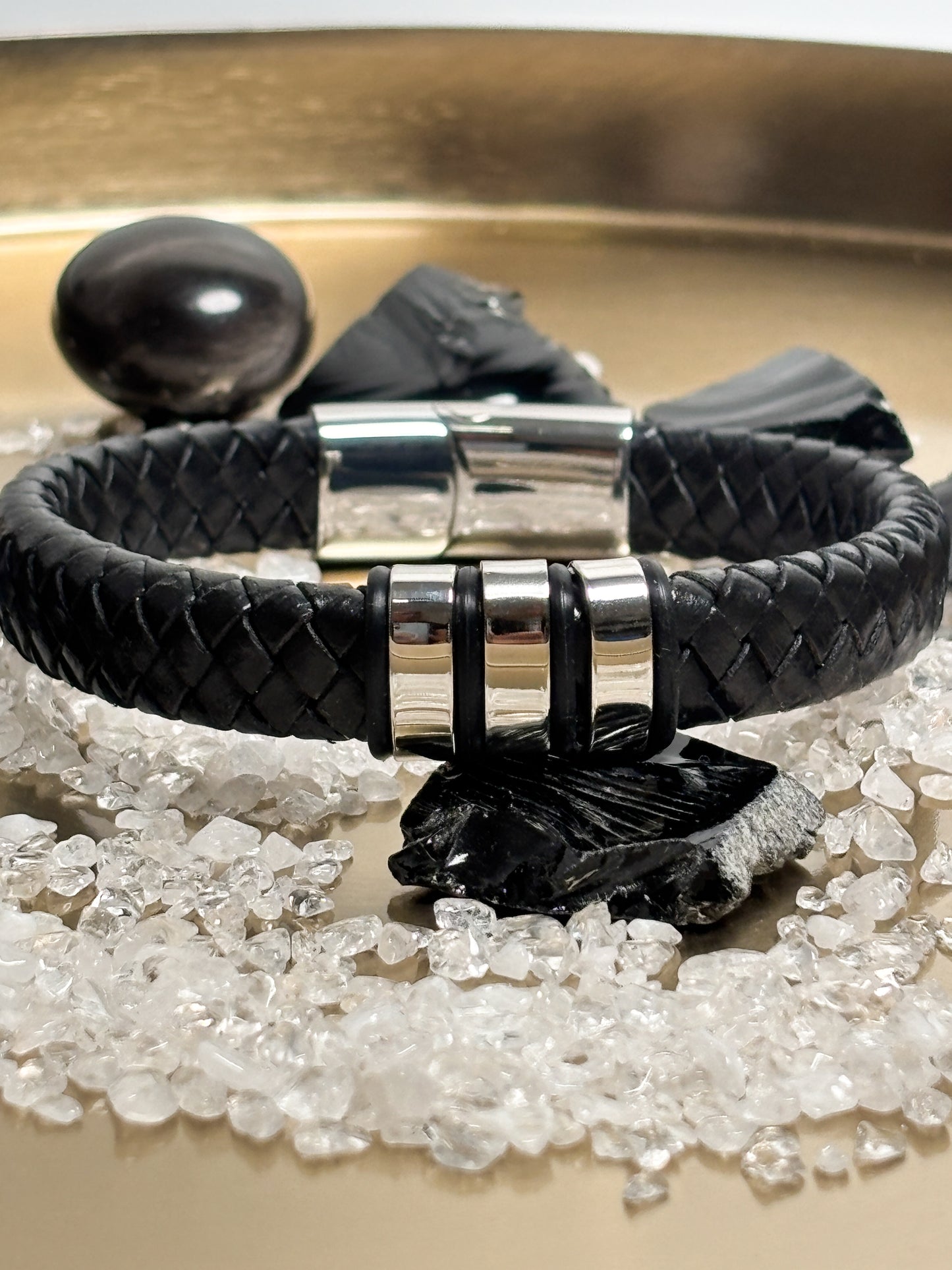 Stilvolles Lederarmband Schwarz – Geflochten mit 3 Edelstahl-Akzenten