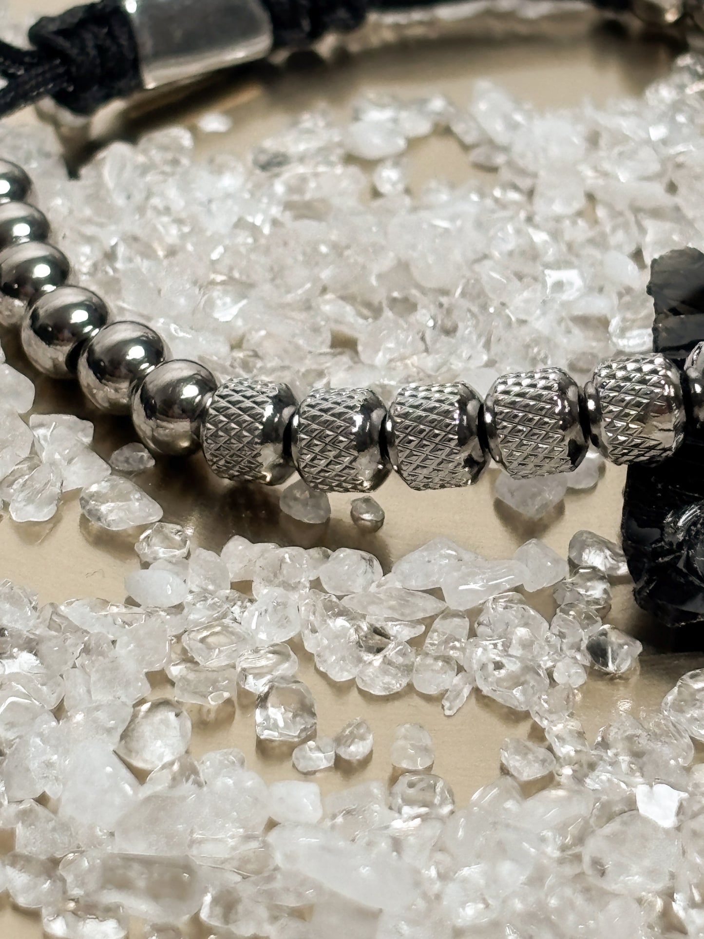 Perlenarmband mit Krone – Edelstahl & schwarzes Makramee, größenverstellbar (17–24 cm)