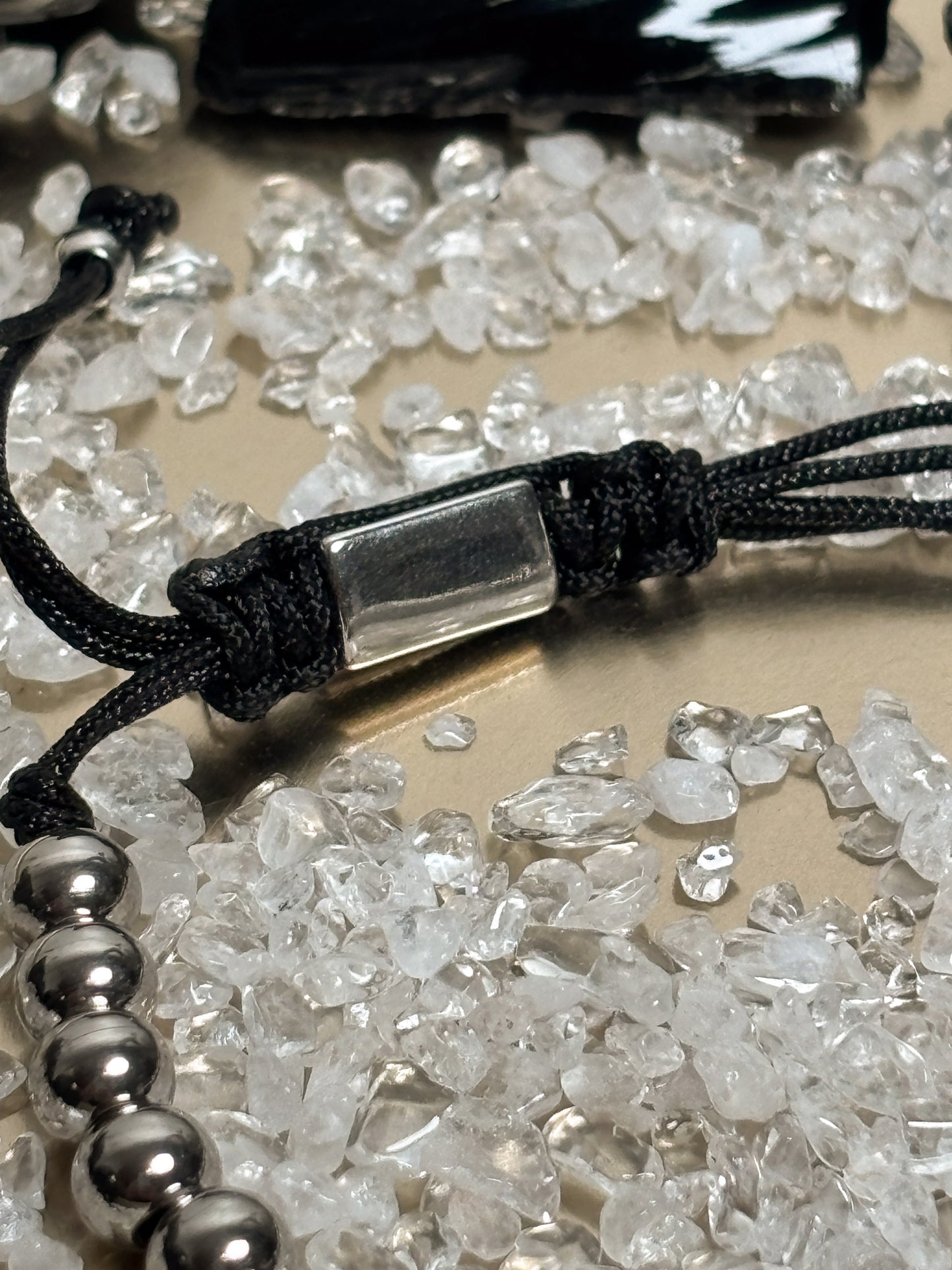 Perlenarmband mit Krone – Edelstahl & schwarzes Makramee, größenverstellbar (17–24 cm)