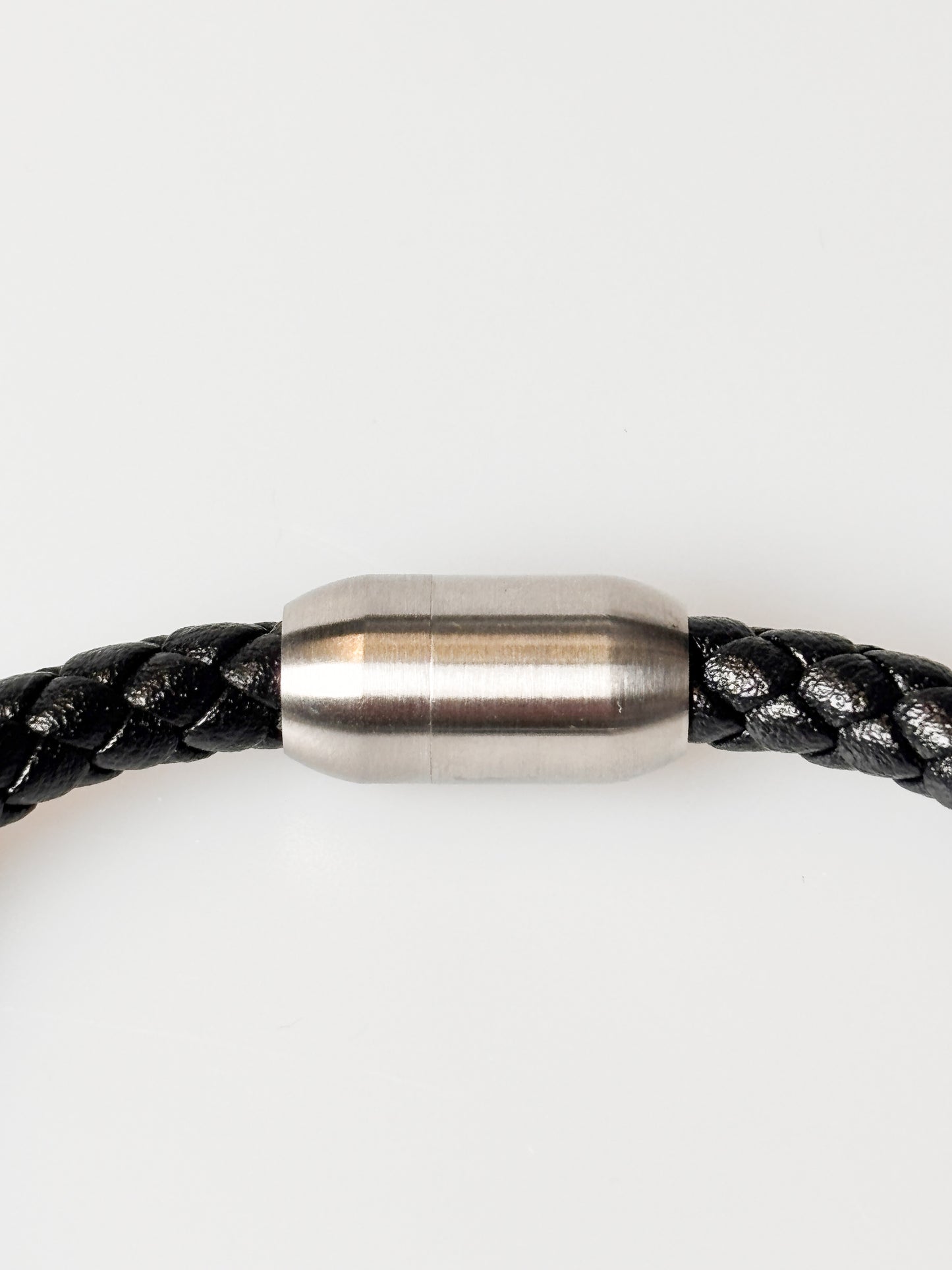 Unisex Lederarmband mit silbernen Edelstahlelementen – 8 mm