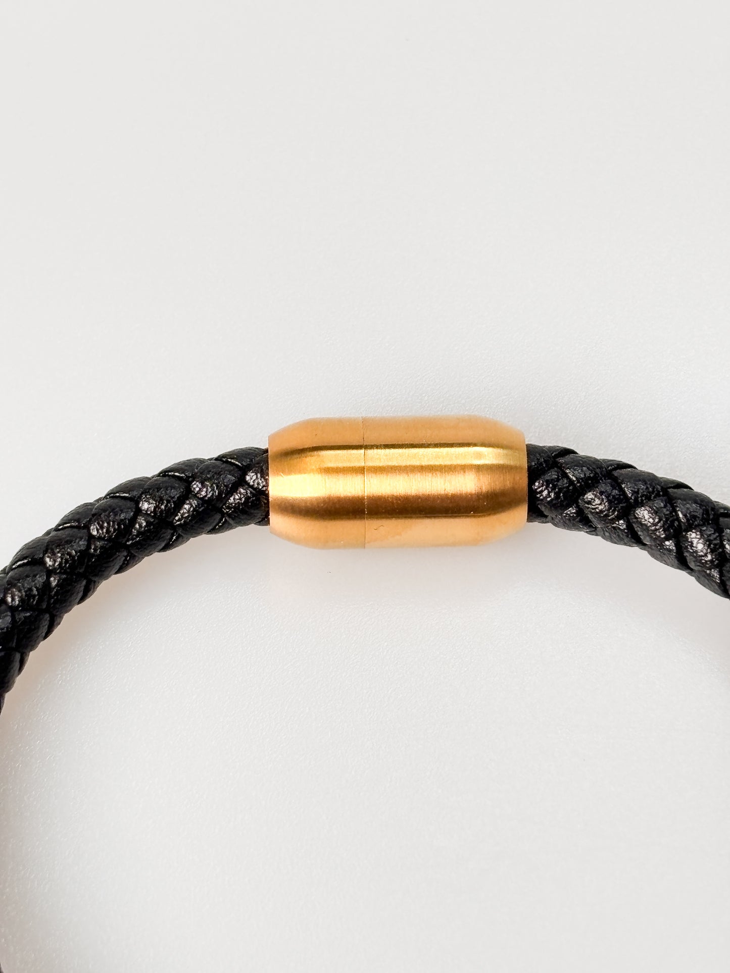 Geflochtenes Lederarmband mit schwarzen 8 mm Perlen & vergoldetem Magnetverschluss – Edelstahl, 21 cm