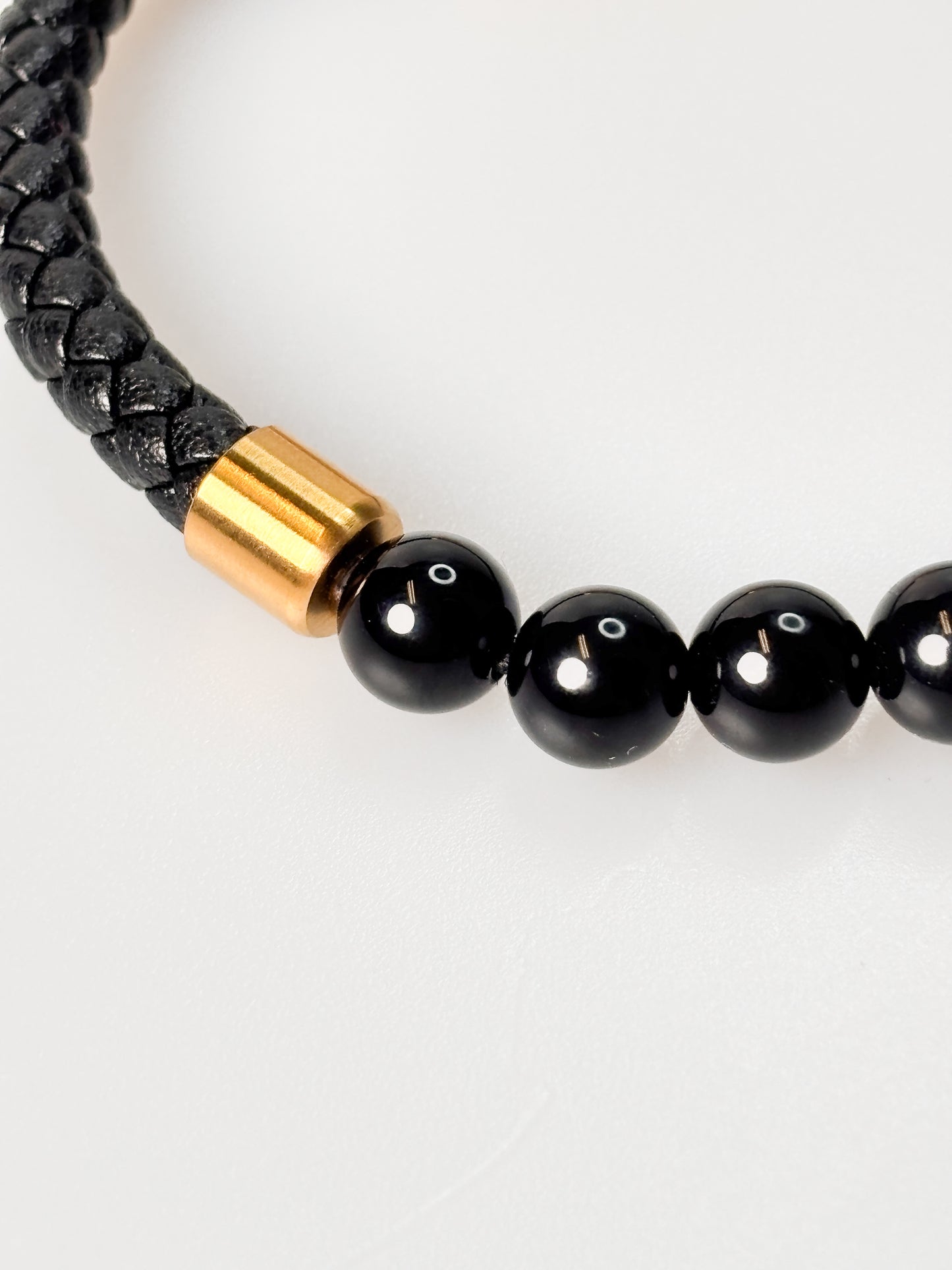 Geflochtenes Lederarmband mit schwarzen 8 mm Perlen & vergoldetem Magnetverschluss – Edelstahl, 21 cm