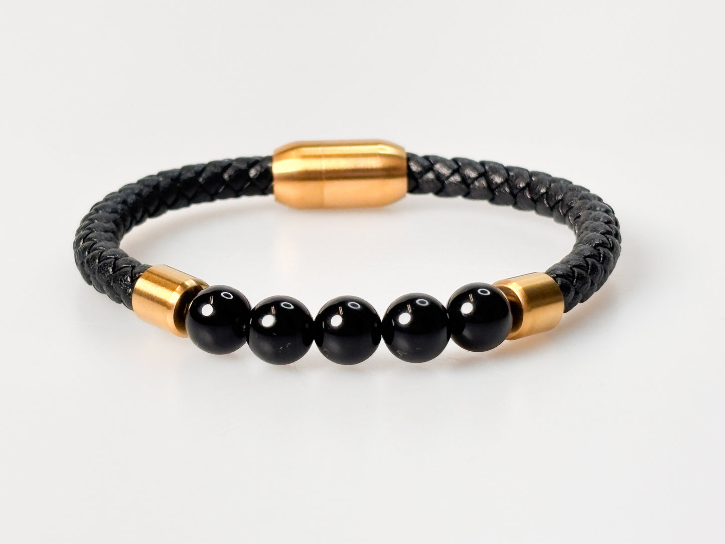 Geflochtenes Lederarmband mit schwarzen 8 mm Perlen & vergoldetem Magnetverschluss – Edelstahl, 21 cm