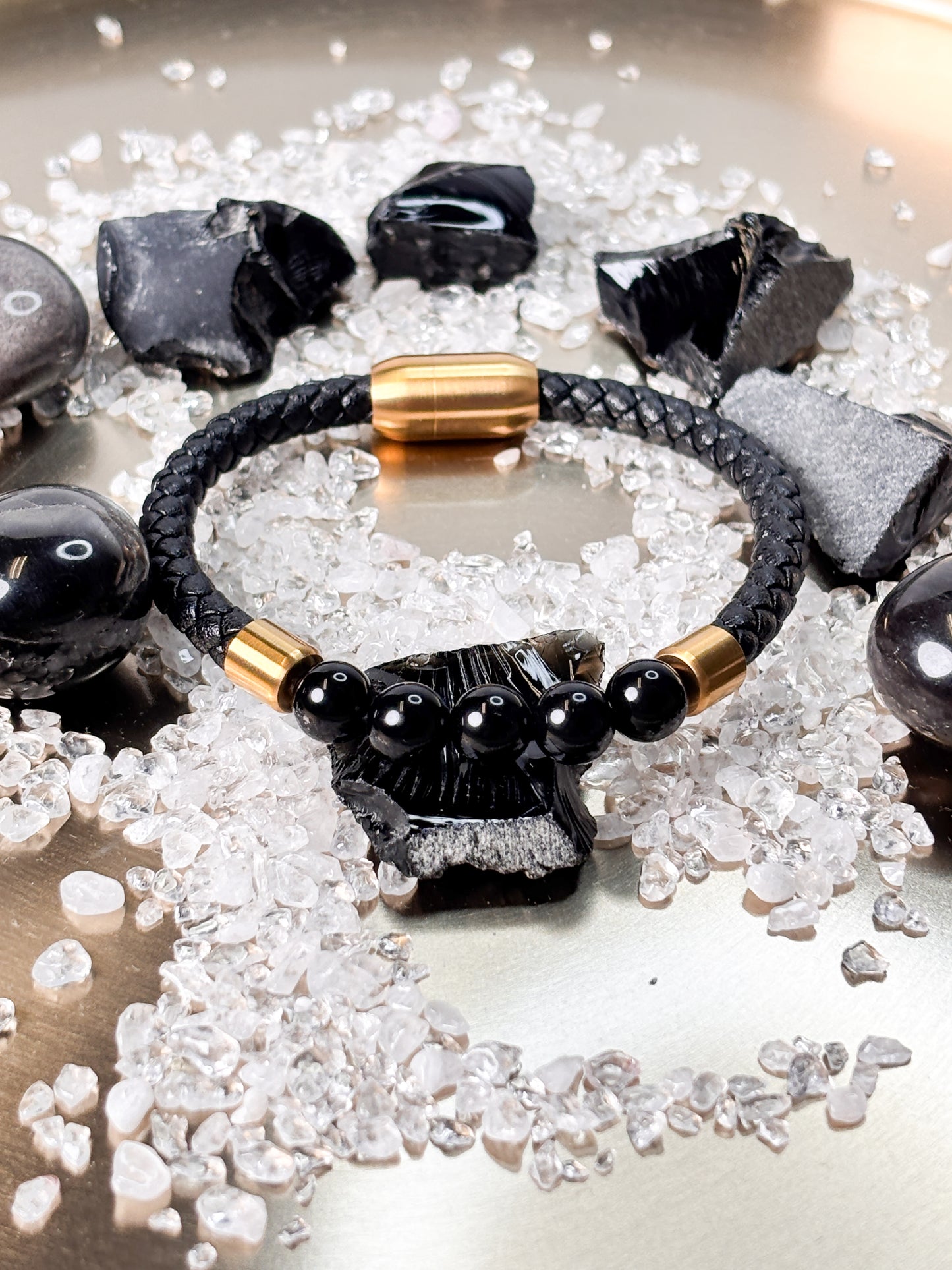 Geflochtenes Lederarmband mit schwarzen 8 mm Perlen & vergoldetem Magnetverschluss – Edelstahl, 21 cm