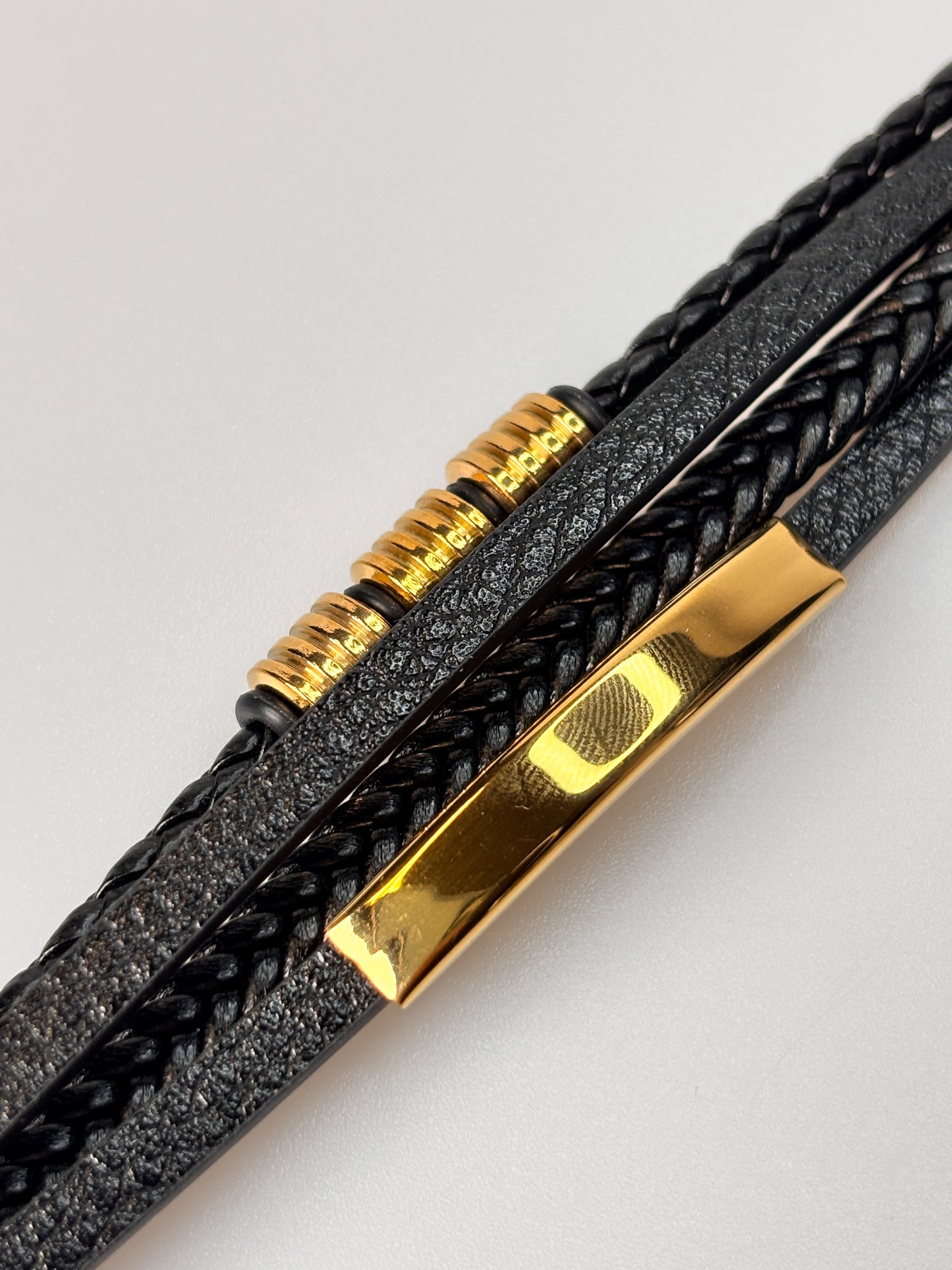 4-reihiges Lederarmband mit vergoldetem Edelstahl – Männerarmband 21 cm, Schnallenverschluss