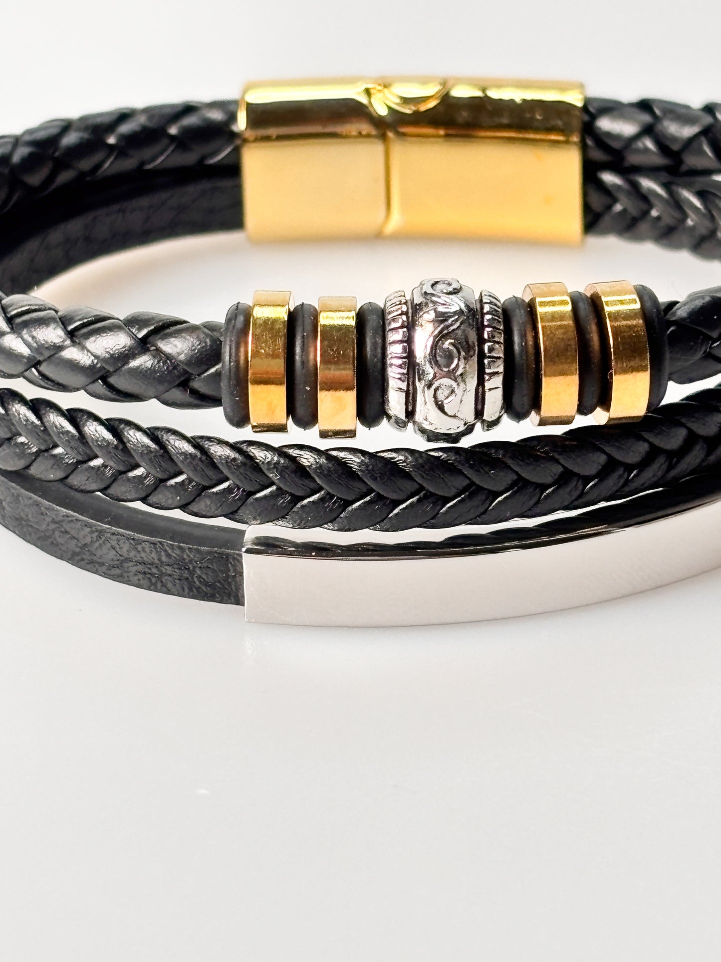 3-reihiges Lederarmband mit silber- & goldfarbenen Edelstahlelementen – Herrenarmband 21 cm mit Schnalle