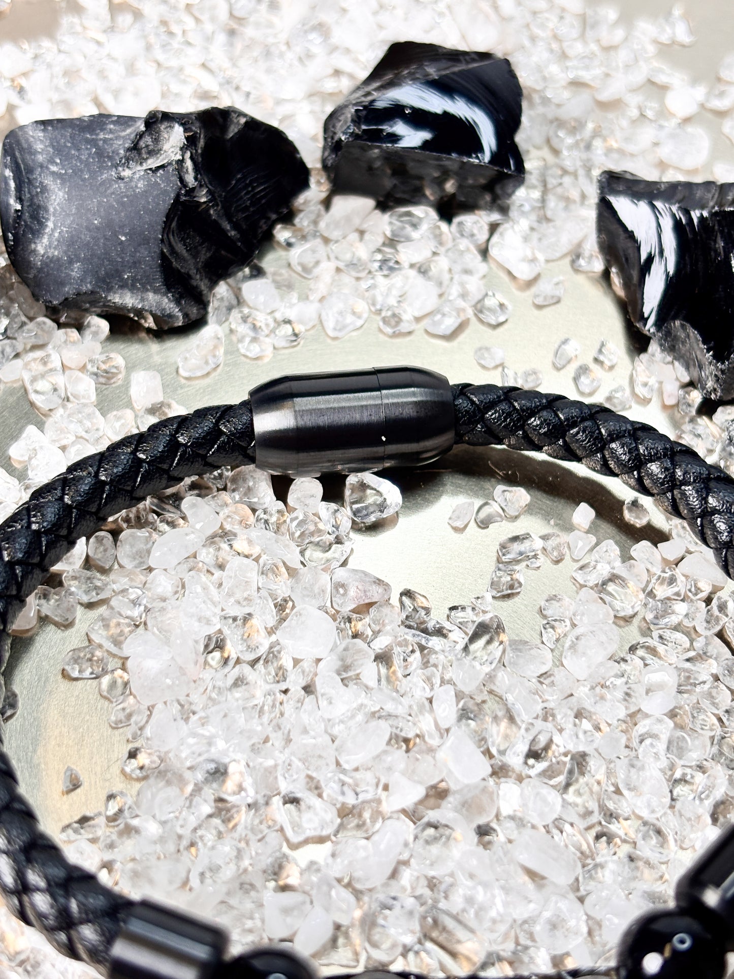 Geflochtenes Lederarmband mit schwarzen Perlen & schwarzem Magnetverschluss – Herrenarmband 21 cm