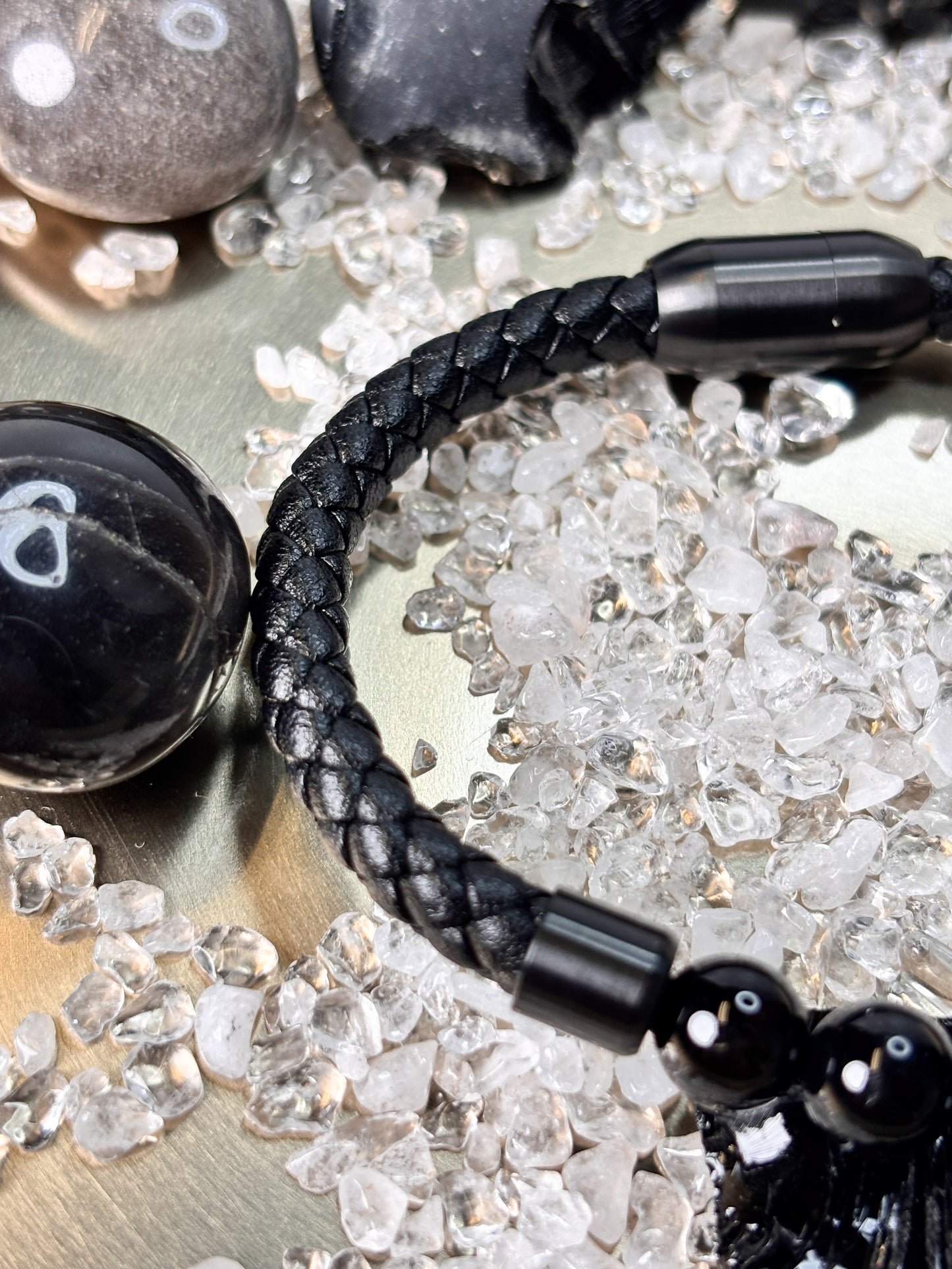Geflochtenes Lederarmband mit schwarzen Perlen & schwarzem Magnetverschluss – Herrenarmband 21 cm
