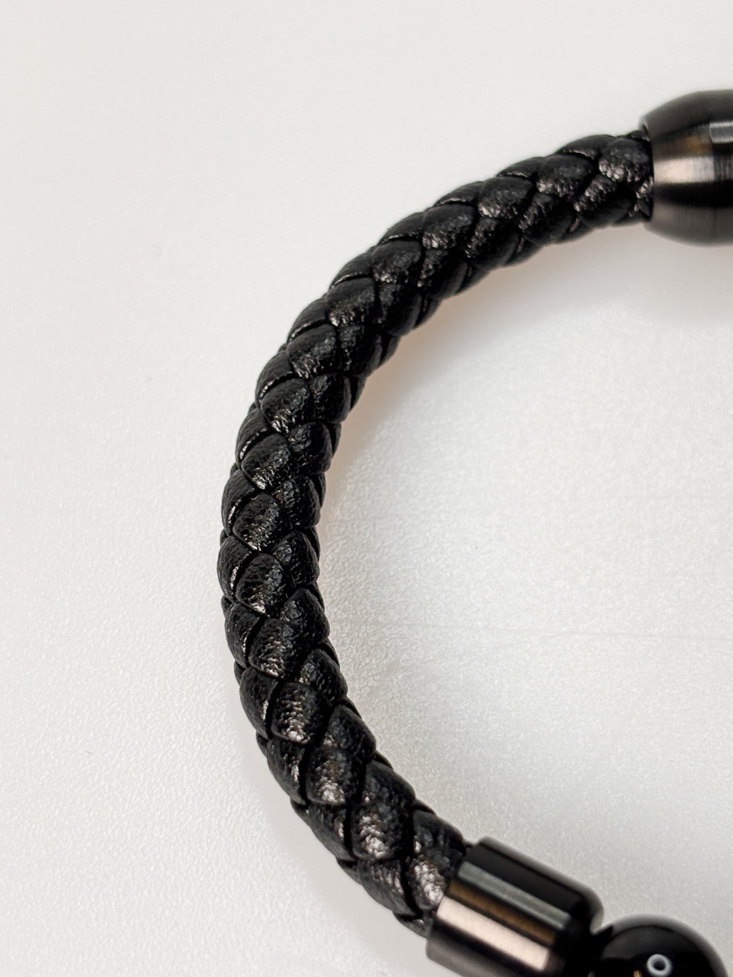 Geflochtenes Lederarmband mit schwarzen Perlen & schwarzem Magnetverschluss – Herrenarmband 21 cm