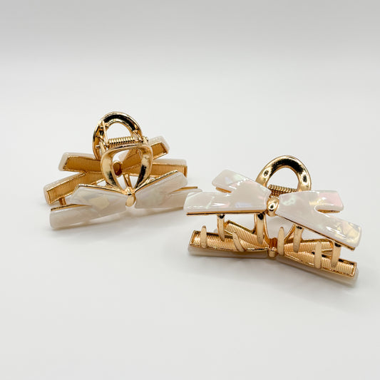 Kleine Haarklammer Schleifenoptik Gold mit weiß schimmernder Oberfläche 6x2,8 cm