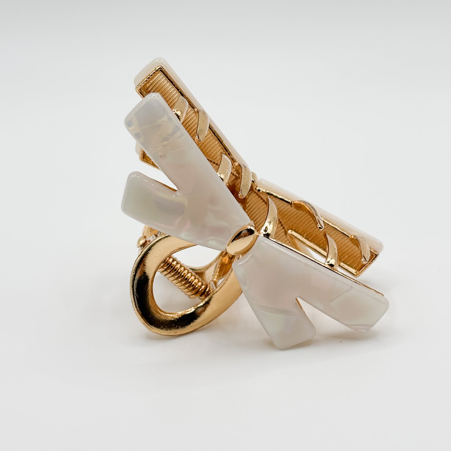 Kleine Haarklammer Schleifenoptik Gold mit weiß schimmernder Oberfläche 6x2,8 cm