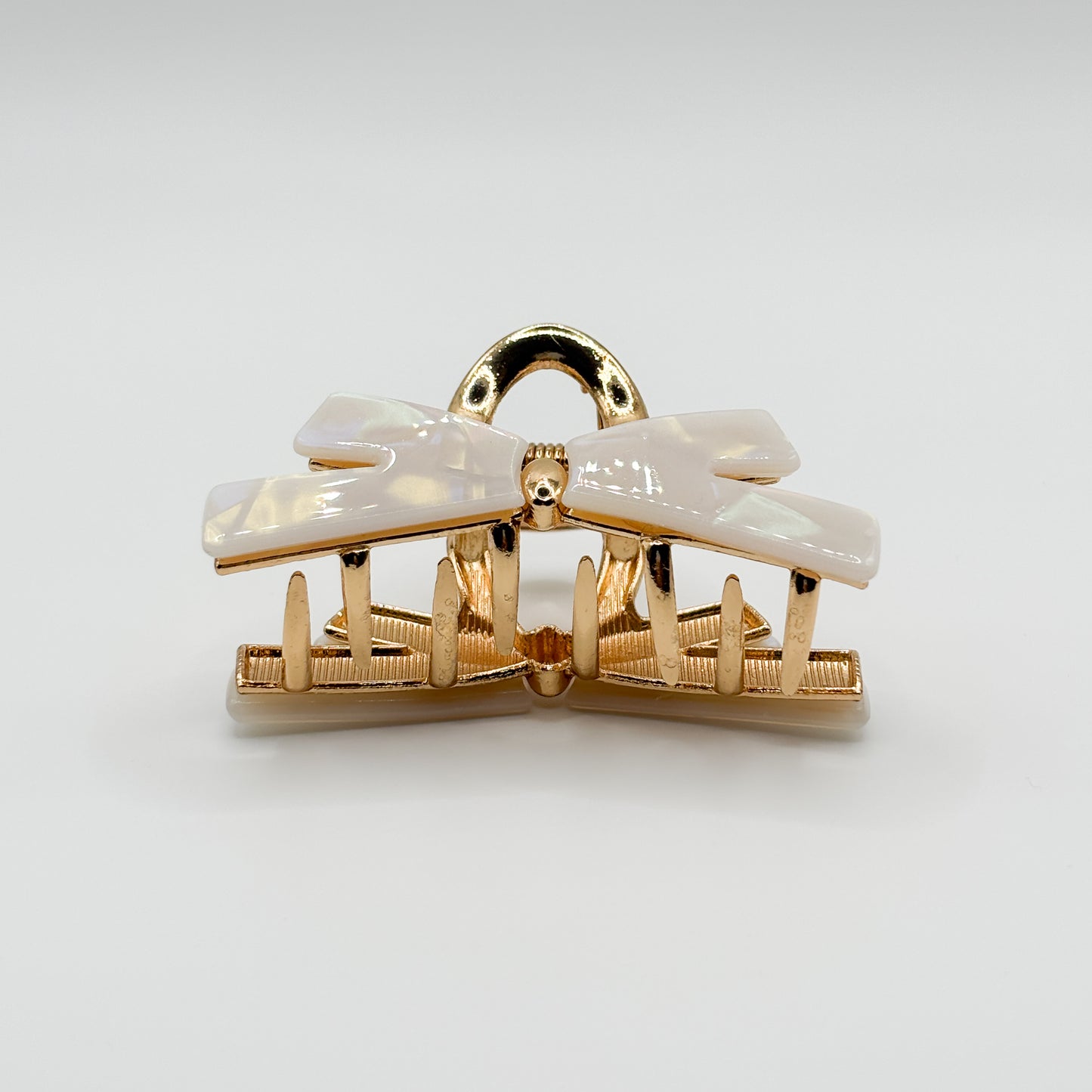 Kleine Haarklammer Schleifenoptik Gold mit weiß schimmernder Oberfläche 6x2,8 cm