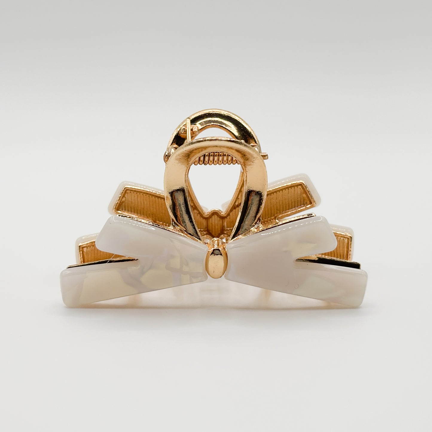 Kleine Haarklammer Schleifenoptik Gold mit weiß schimmernder Oberfläche 6x2,8 cm