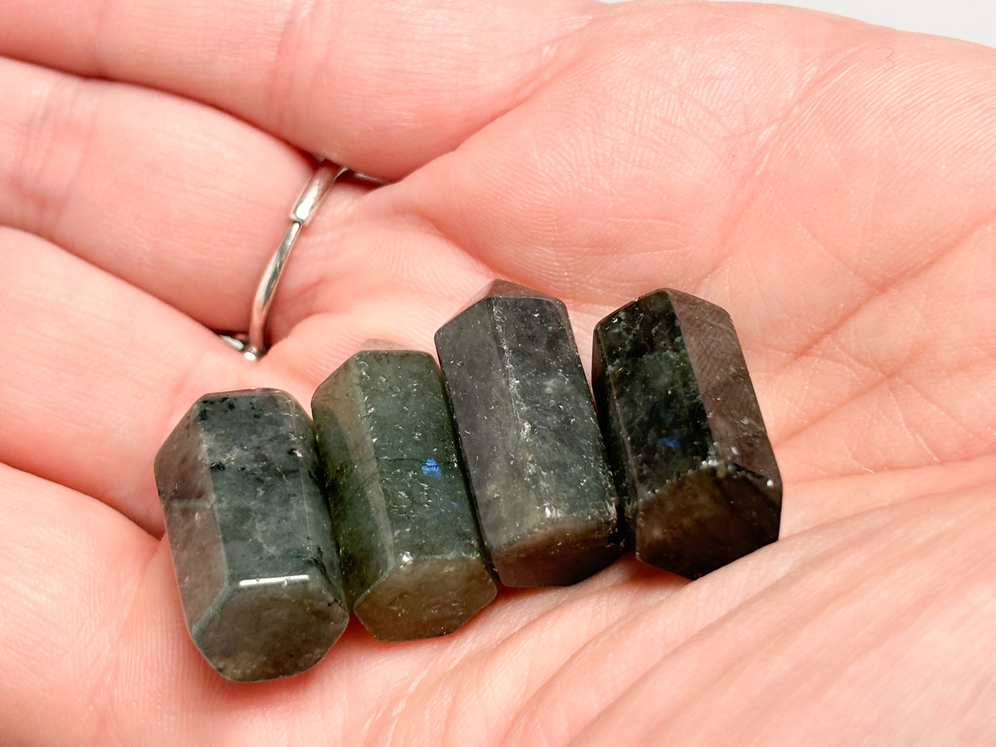 Mini Labradorit Türmchen mit Flash – Edelstein-Türmchen für Energie und Schutz